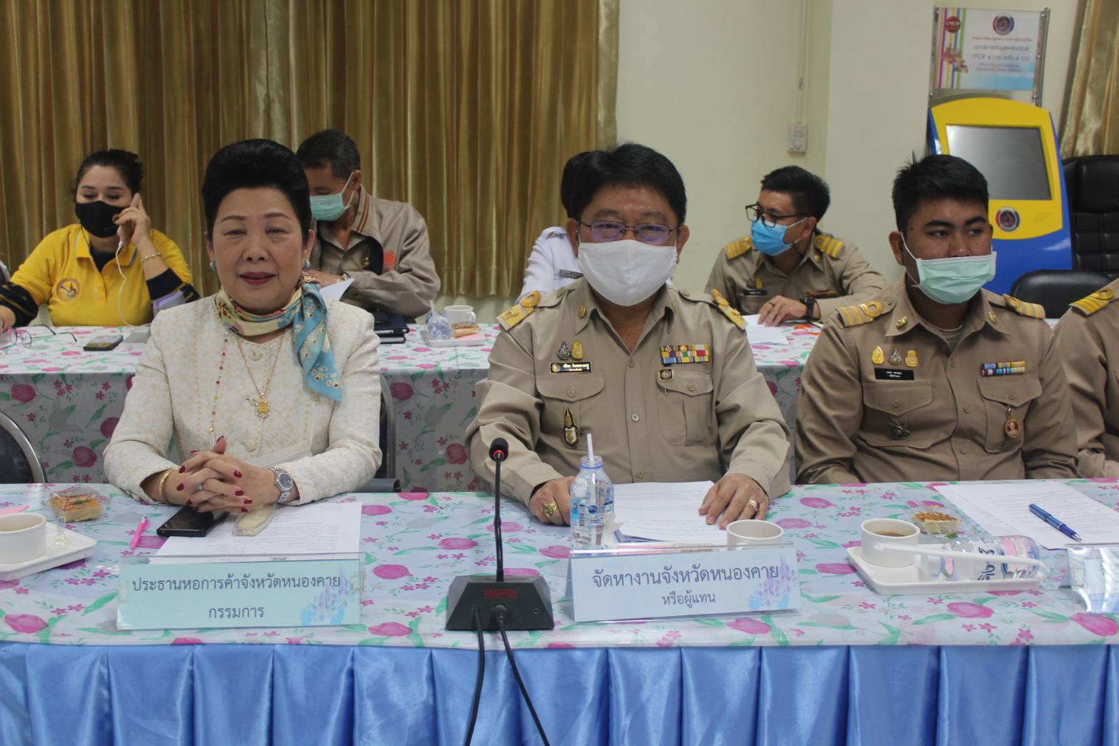 นายประเสริฐ ลือชาธนานนท์ ผู้ว่าราชการจังหวัดหนองคายมอบหมายให้ นางสาวสิริมา วัฒโน รองผู้ว่าราชการจังหวัดหนองคาย เป็นประธานในการประชุม คณะกรรมการขับเคลื่อนศูนย์แสดงและจำหน่ายผลิตภัณฑ์ OTOP จังหวัดหนองคาย ครั้งที่ 5/2563