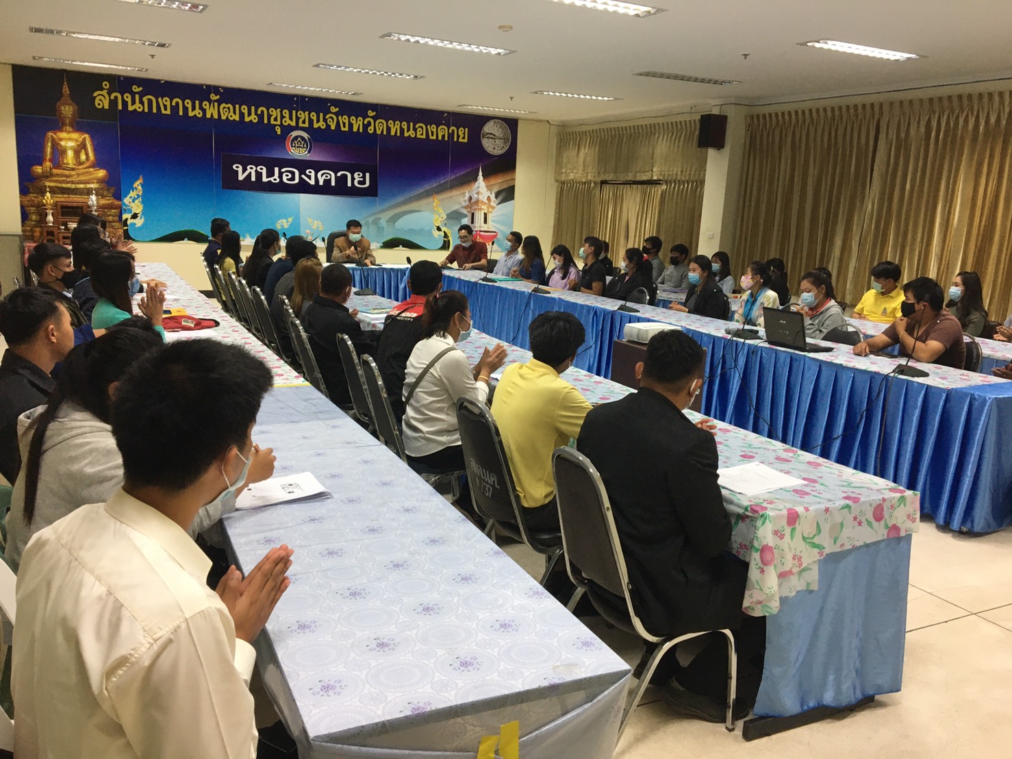 นายไพโรจน์ โสภาพร พัฒนาการจังหวัดหนองคาย เป็นประธานปฐมนิเทศแก่ผู้ผ่านการคัดเลือกให้ปฏิบัติหน้าที่ลูกจ้างเหมาบริการ ปฏิบัติภารกิจตามโครงการพัฒนาพื้นที่ต้นแบบการพัฒนาคุณภาพชีวิตตามหลักทฤษฎีใหม่ ประยุกต์สู่ “โคก หนอง นา โมเดล”