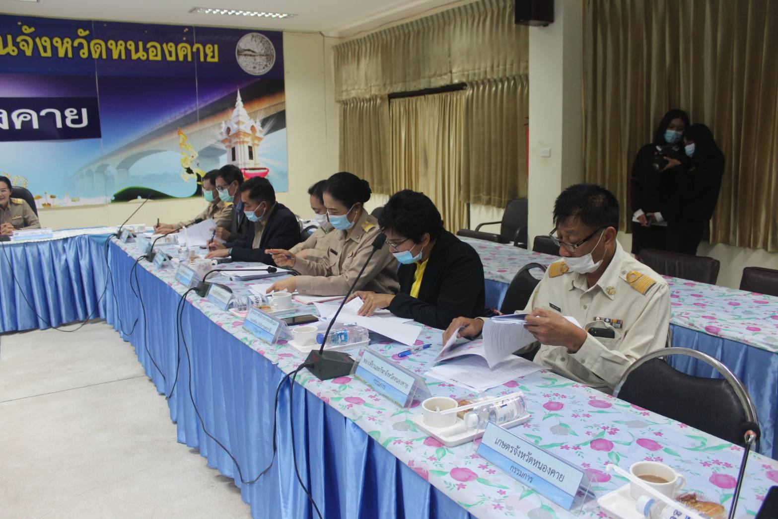 นายประเสริฐ ลือชาธนานนท์ ผู้ว่าราชการจังหวัดหนองคายมอบหมายให้ นางสาวสิริมา วัฒโน รองผู้ว่าราชการจังหวัดหนองคาย เป็นประธานในการประชุม คณะกรรมการขับเคลื่อนศูนย์แสดงและจำหน่ายผลิตภัณฑ์ OTOP จังหวัดหนองคาย ครั้งที่ 5/2563