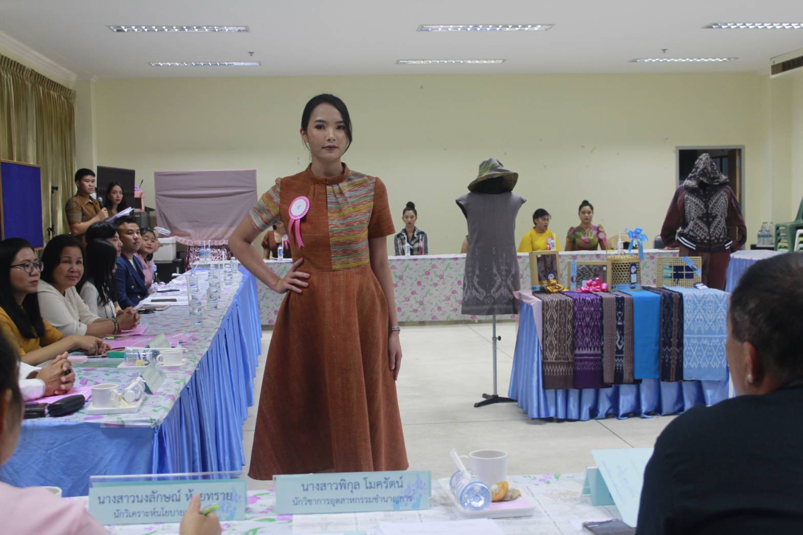 นางสาวสิริมา วัฒโน รองผู้ว่าราชการจังหวัดหนองคาย มอบหมายให้นายไพโรจน์ โสภาพร พัฒนาการจังหวัดหนองคาย เป็นประธานกรรมการตัดสินการประกวดโครงการ CDD Young Designer Contest จังหวัดหนองคาย ภายใต้คอนเซ็ปต์ “? ผ้าไทย ใส่ได้ทุกวัน ไม่มีเบื่อ EVERYDAY EVERYWEAR”