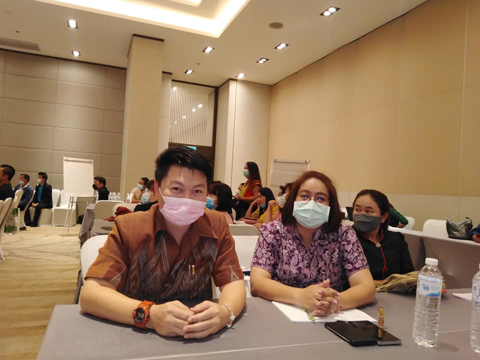 นายไพโรจน์ โสภาพร พัฒนาการจังหวัดหนองคาย มอบหมาย นายธนวรรธน์ กุลศรีวนรัตน์ นักวิชาการพัฒนาชุมชนปฏิบัติการ กลุ่มงานสารสนเทศฯ เข้าร่วมอบรมโครงการฯ ดังกล่าว ระยะเวลา 3 วัน ระหว่างวันที่ 21 – 23 ธันวาคม 2563 ณ โรงแรม ทีเค พาเลซ & คอนเวนชั่น เขตหลักสี่ กรุงเทพมหานคร