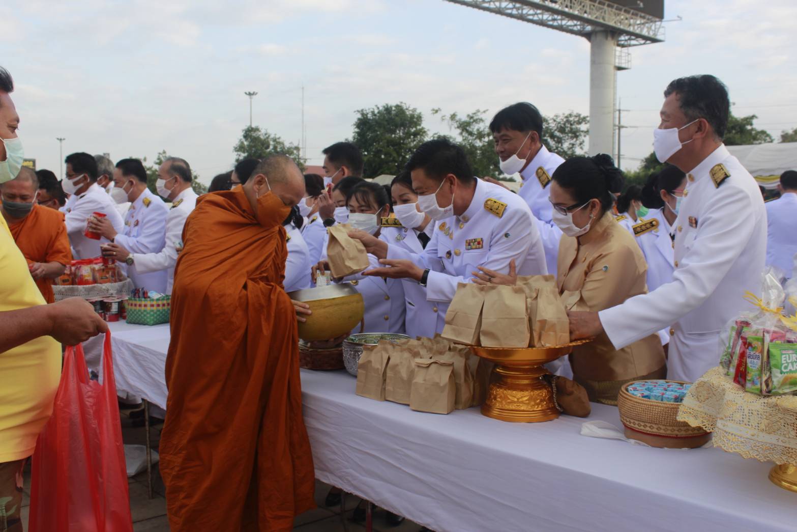 พช.หนองคาย ร่วมพิธีทำบุญตักบาตรถวายเป็นพระราชกุศล เนื่องในวันคล้ายวันพระบรมราชสมภพพระบาทสมเด็จพระบรมชนกาธิเบศร มหาภูมิพลอดุลยเดชมหาราชบรมนาถบพิตร วันชาติและวันพ่อแห่งชาติ