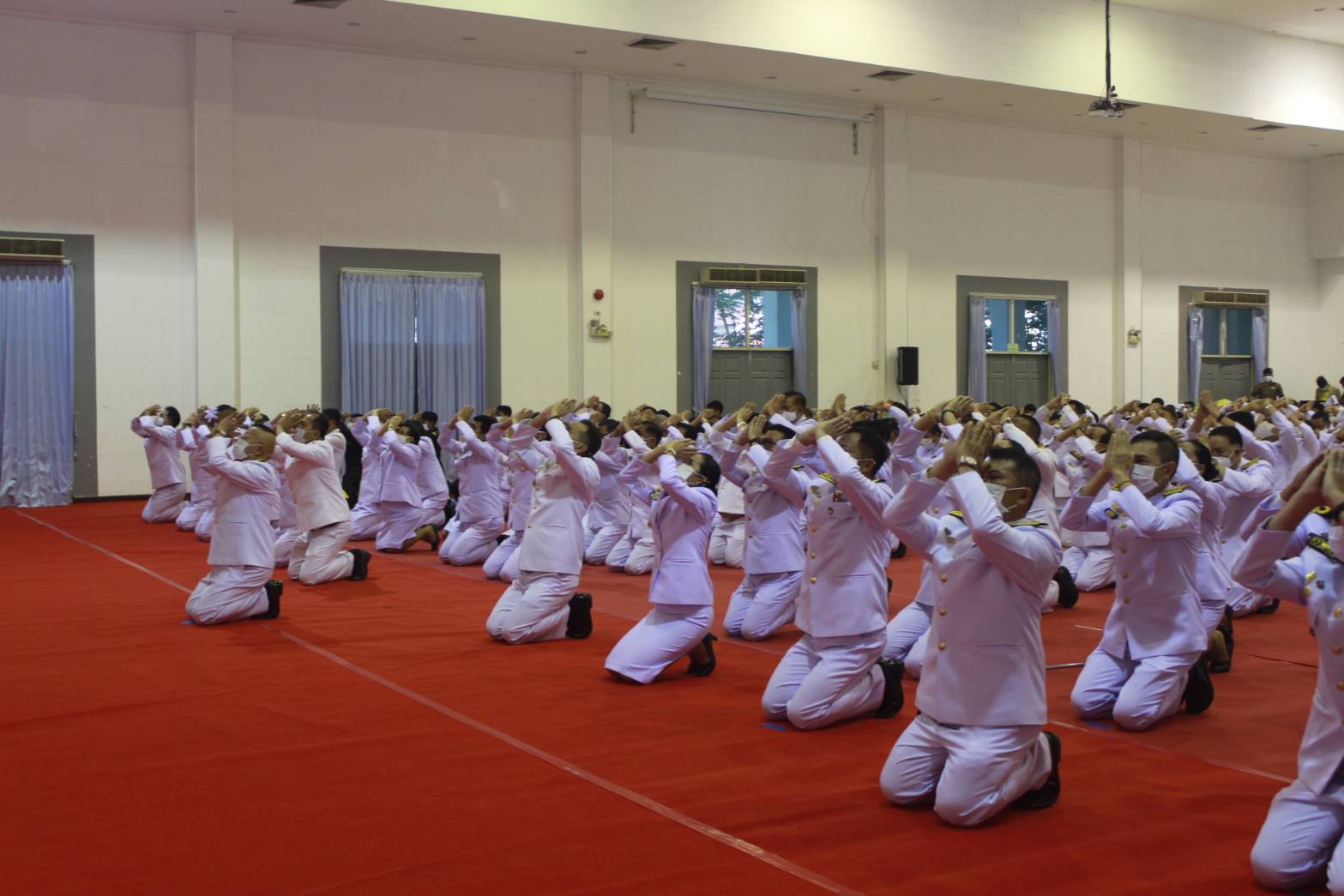 พช.หนองคาย ร่วมพิธีวางพานพุ่มดอกไม้สดและถวายบังคม เนื่องในวันคล้ายวันพระบรมราชสมภพพระบาทสมเด็จพระบรมชนกาธิเบศร มหาภูมิพลอดุลยเดชมหาราช บรมนาถบพิตร