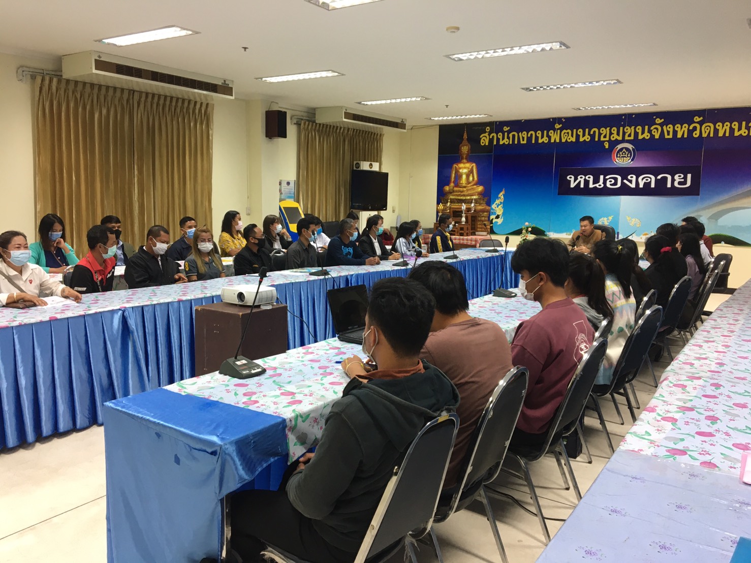 นายไพโรจน์ โสภาพร พัฒนาการจังหวัดหนองคาย เป็นประธานปฐมนิเทศแก่ผู้ผ่านการคัดเลือกให้ปฏิบัติหน้าที่ลูกจ้างเหมาบริการ ปฏิบัติภารกิจตามโครงการพัฒนาพื้นที่ต้นแบบการพัฒนาคุณภาพชีวิตตามหลักทฤษฎีใหม่ ประยุกต์สู่ “โคก หนอง นา โมเดล”