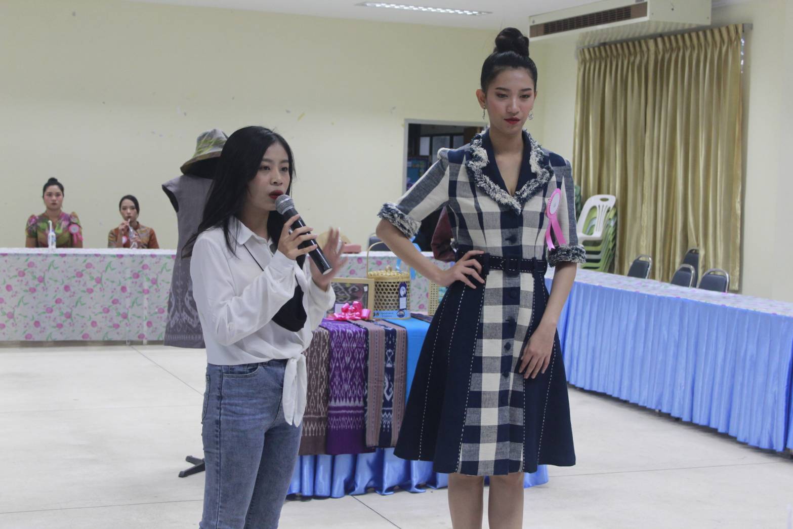 นางสาวสิริมา วัฒโน รองผู้ว่าราชการจังหวัดหนองคาย มอบหมายให้นายไพโรจน์ โสภาพร พัฒนาการจังหวัดหนองคาย เป็นประธานกรรมการตัดสินการประกวดโครงการ CDD Young Designer Contest จังหวัดหนองคาย ภายใต้คอนเซ็ปต์ “? ผ้าไทย ใส่ได้ทุกวัน ไม่มีเบื่อ EVERYDAY EVERYWEAR”