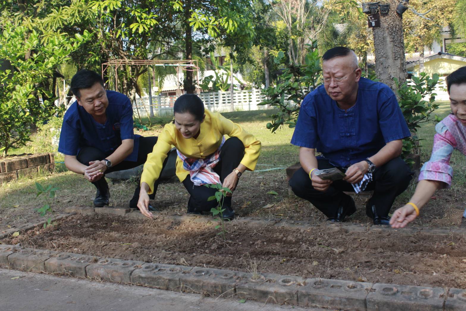 นายประเสริฐ ลือชาธนานนท์ ผู้ว่าราชการจังหวัดหนองคาย เป็นประธานในกิจกรรม “บ้านนี้มีรัก ปลูกผักกินเอง ” ปลูกผักสวนครัวเพื่อสร้างความมั่นคงด้านอาหาร