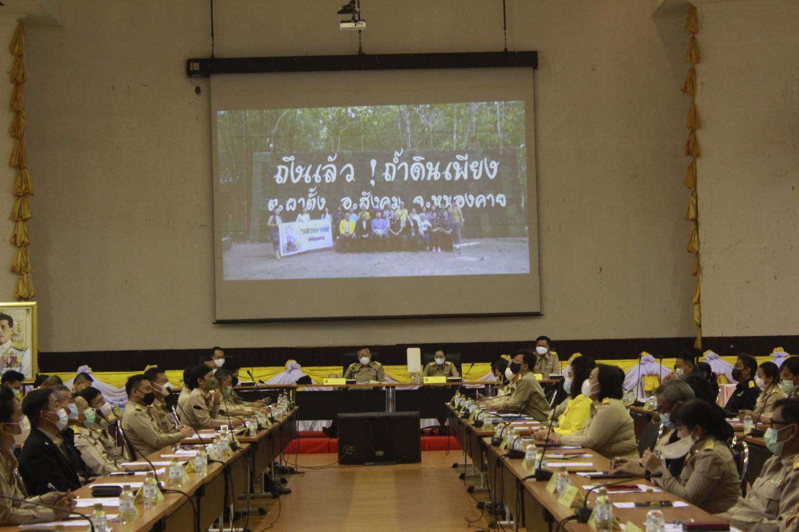 นายประเสริฐ ลือชาธนานนท์ ผู้ว่าราชการจังหวัดหนองคาย เป็นประธานประชุมคณะกรมการจังหวัดและหัวหน้าส่วนราชการประจำจังหวัด ครั้งที่ 10/2563 โดยวาระก่อนการประชุมมีกิจกรรม พิธีมอบรางวัลและเกียรติบัตรการประกวดประกวด โครงการ CDD Young Designer Contest จังหวัดหนองคาย ภายใต้คอนเซ็ปต์ “ ผ้าไทย ใส่ได้ทุกวัน ไม่มีเบื่อ EVERYDAY EVERYWEAR”  จำนวน 3 ราย