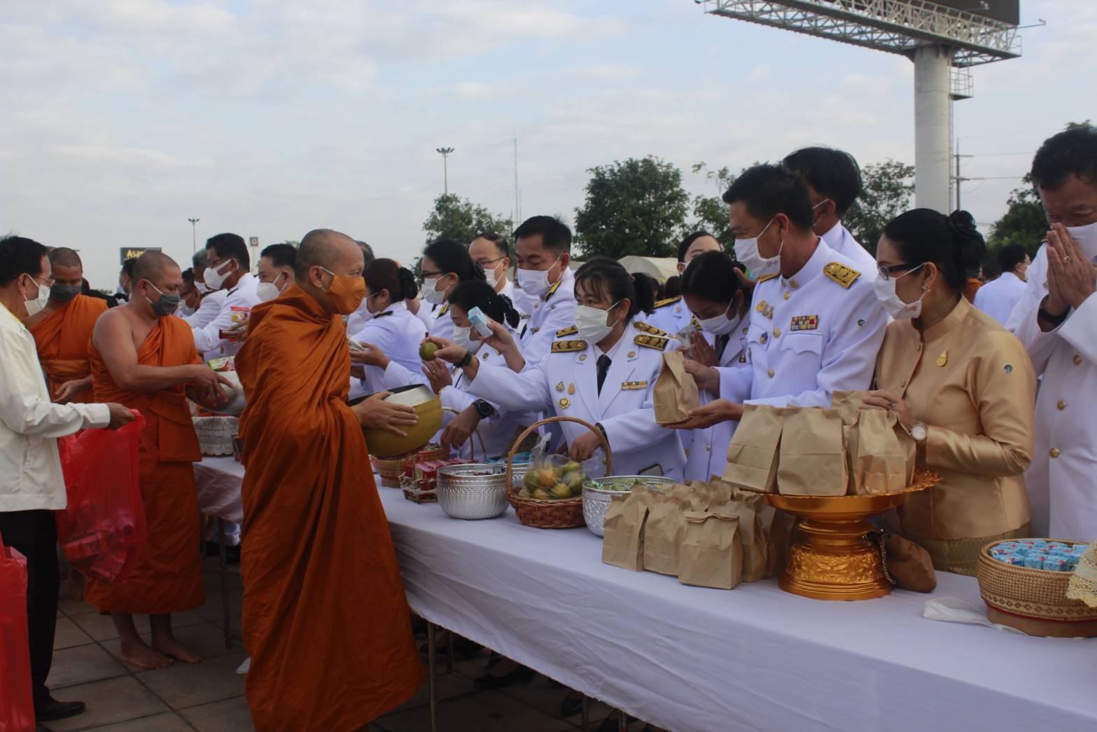 พช.หนองคาย ร่วมพิธีทำบุญตักบาตรถวายเป็นพระราชกุศล เนื่องในวันคล้ายวันพระบรมราชสมภพพระบาทสมเด็จพระบรมชนกาธิเบศร มหาภูมิพลอดุลยเดชมหาราชบรมนาถบพิตร วันชาติและวันพ่อแห่งชาติ