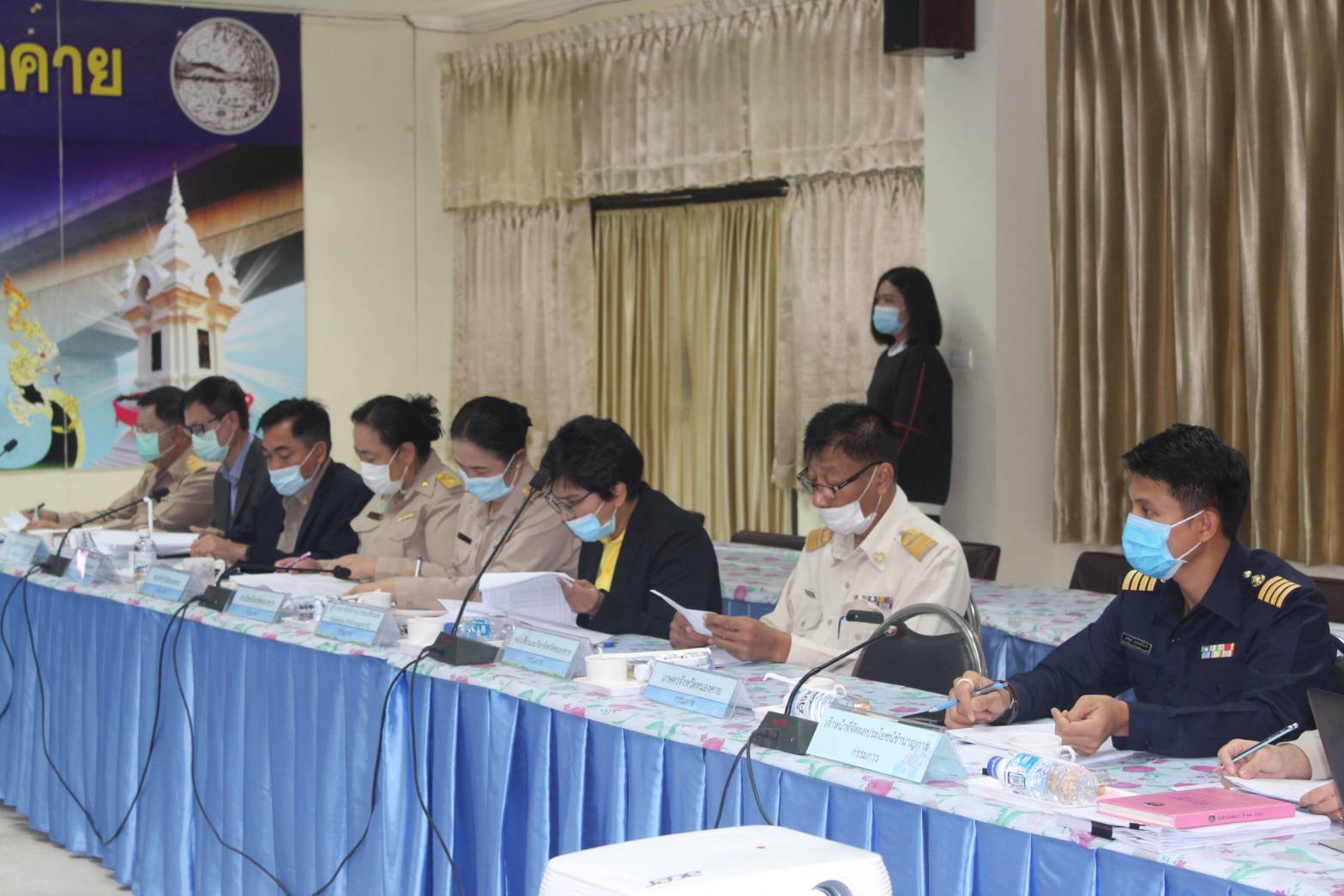 นายประเสริฐ ลือชาธนานนท์ ผู้ว่าราชการจังหวัดหนองคายมอบหมายให้ นางสาวสิริมา วัฒโน รองผู้ว่าราชการจังหวัดหนองคาย เป็นประธานในการประชุม คณะกรรมการขับเคลื่อนศูนย์แสดงและจำหน่ายผลิตภัณฑ์ OTOP จังหวัดหนองคาย ครั้งที่ 5/2563