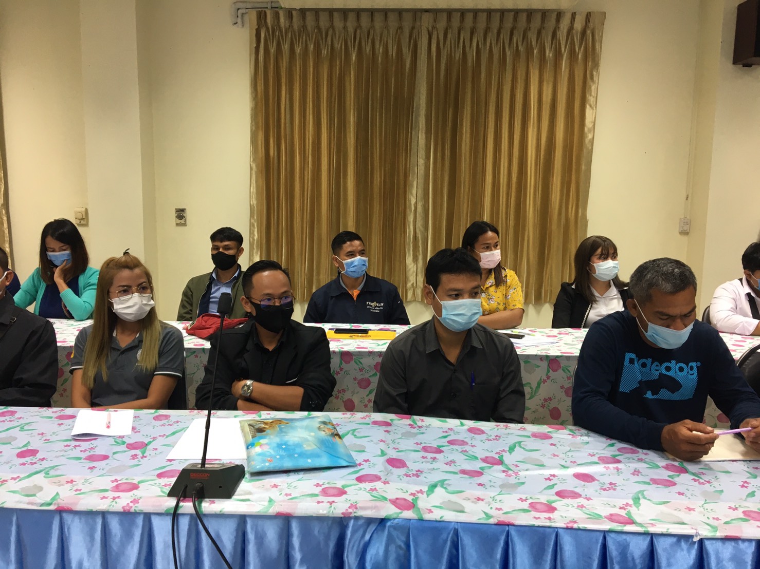 นายไพโรจน์ โสภาพร พัฒนาการจังหวัดหนองคาย เป็นประธานปฐมนิเทศแก่ผู้ผ่านการคัดเลือกให้ปฏิบัติหน้าที่ลูกจ้างเหมาบริการ ปฏิบัติภารกิจตามโครงการพัฒนาพื้นที่ต้นแบบการพัฒนาคุณภาพชีวิตตามหลักทฤษฎีใหม่ ประยุกต์สู่ “โคก หนอง นา โมเดล”