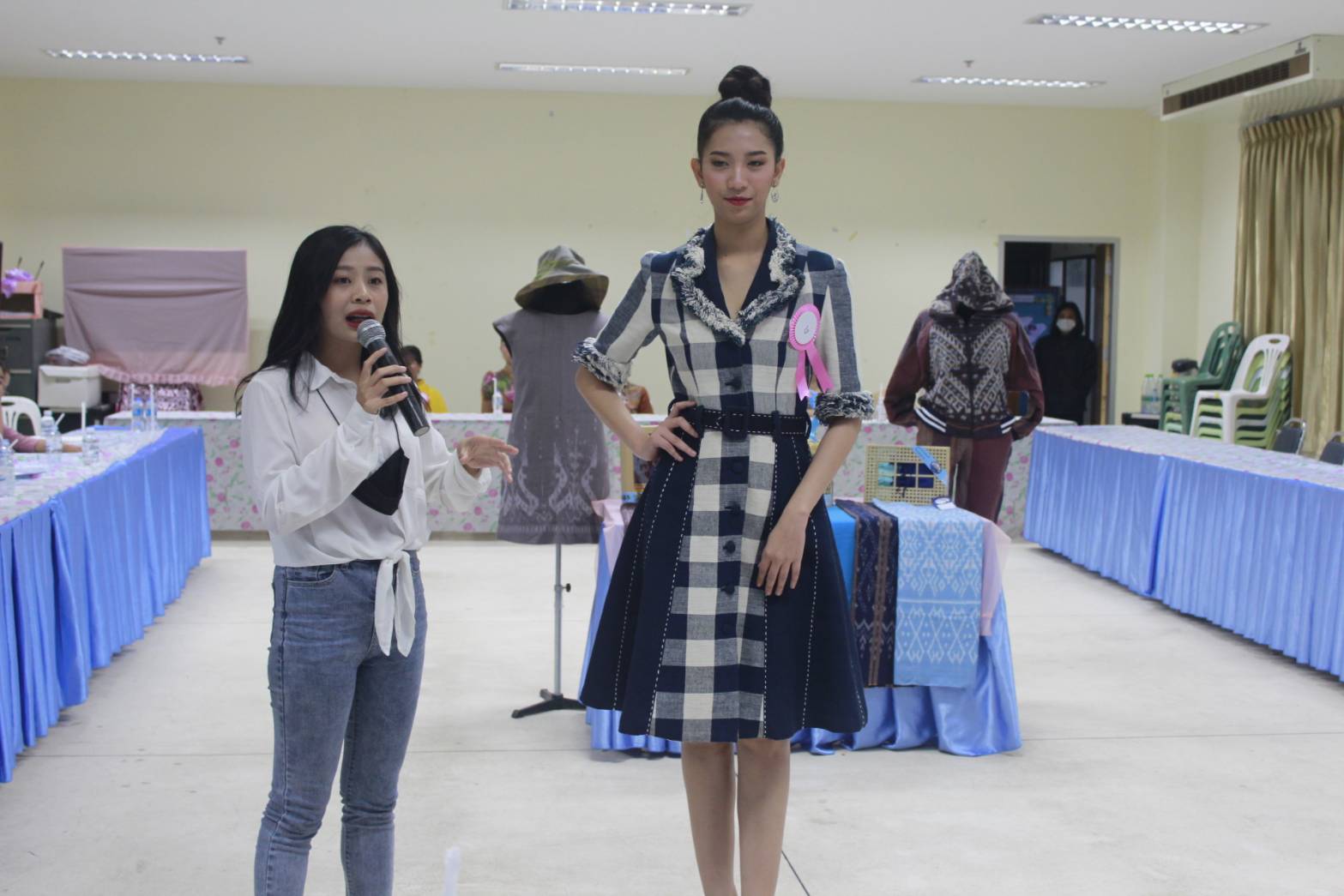 นางสาวสิริมา วัฒโน รองผู้ว่าราชการจังหวัดหนองคาย มอบหมายให้นายไพโรจน์ โสภาพร พัฒนาการจังหวัดหนองคาย เป็นประธานกรรมการตัดสินการประกวดโครงการ CDD Young Designer Contest จังหวัดหนองคาย ภายใต้คอนเซ็ปต์ “? ผ้าไทย ใส่ได้ทุกวัน ไม่มีเบื่อ EVERYDAY EVERYWEAR”