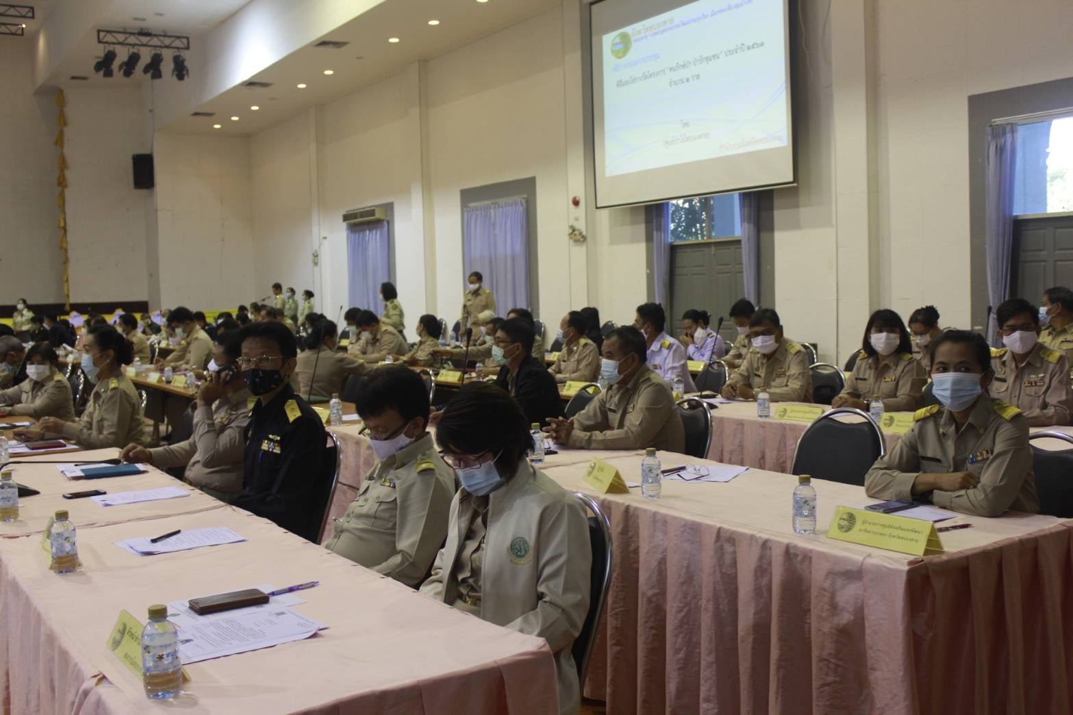 นายประเสริฐ ลือชาธนานนท์ ผู้ว่าราชการจังหวัดหนองคาย เป็นประธานประชุมคณะกรมการจังหวัดและหัวหน้าส่วนราชการประจำจังหวัด ครั้งที่ 10/2563 โดยวาระก่อนการประชุมมีกิจกรรม พิธีมอบรางวัลและเกียรติบัตรการประกวดประกวด โครงการ CDD Young Designer Contest จังหวัดหนองคาย ภายใต้คอนเซ็ปต์ “ ผ้าไทย ใส่ได้ทุกวัน ไม่มีเบื่อ EVERYDAY EVERYWEAR”  จำนวน 3 ราย