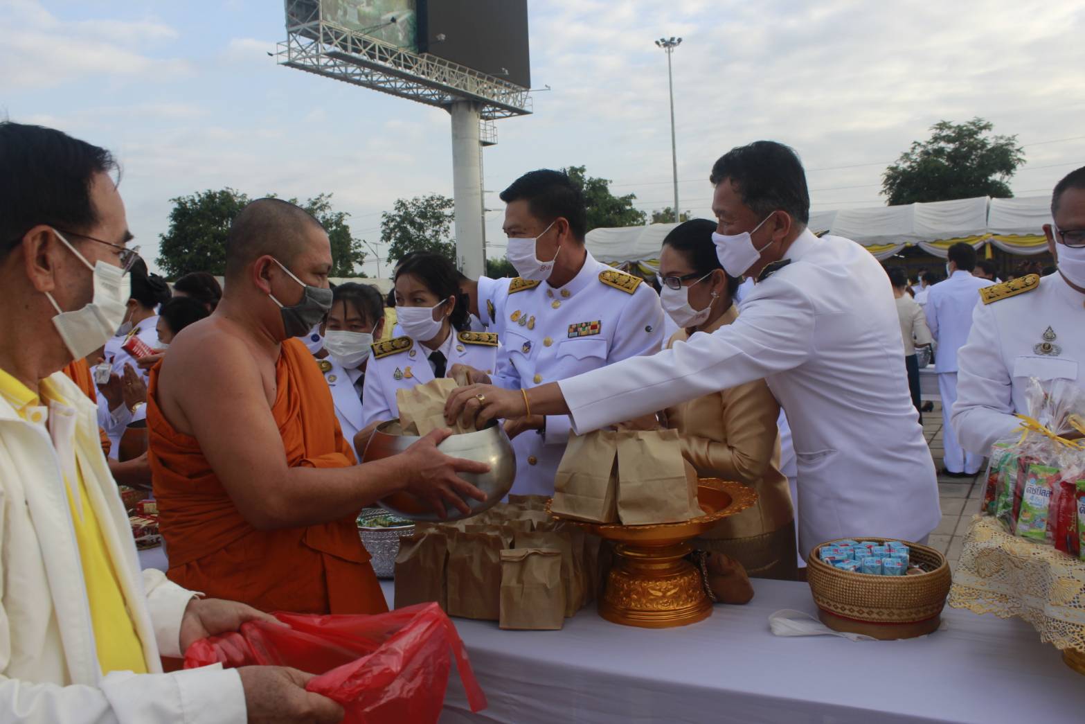 พช.หนองคาย ร่วมพิธีทำบุญตักบาตรถวายเป็นพระราชกุศล เนื่องในวันคล้ายวันพระบรมราชสมภพพระบาทสมเด็จพระบรมชนกาธิเบศร มหาภูมิพลอดุลยเดชมหาราชบรมนาถบพิตร วันชาติและวันพ่อแห่งชาติ