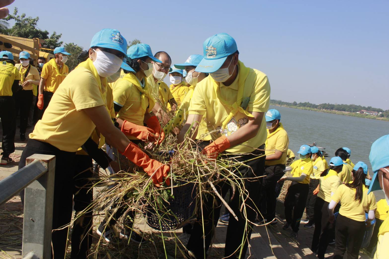 พช.หนองคาย ร่วมพิธีกิจกรรมจิตอาสาพัฒนา เนื่องในวันคล้ายวันพระบรมราชสมภพ พระบาทสมเด็จพระบรมชนกาธิเบศร มหาภูมิพลอดุลยเดชมหาราช บรมนาถบพิตร ” กิจกรรมพัฒนาสิ่งแวดล้อมและบำเพ็ญสาธารณประโยชน์เพื่อถวายเป็นพระราชกุศล”