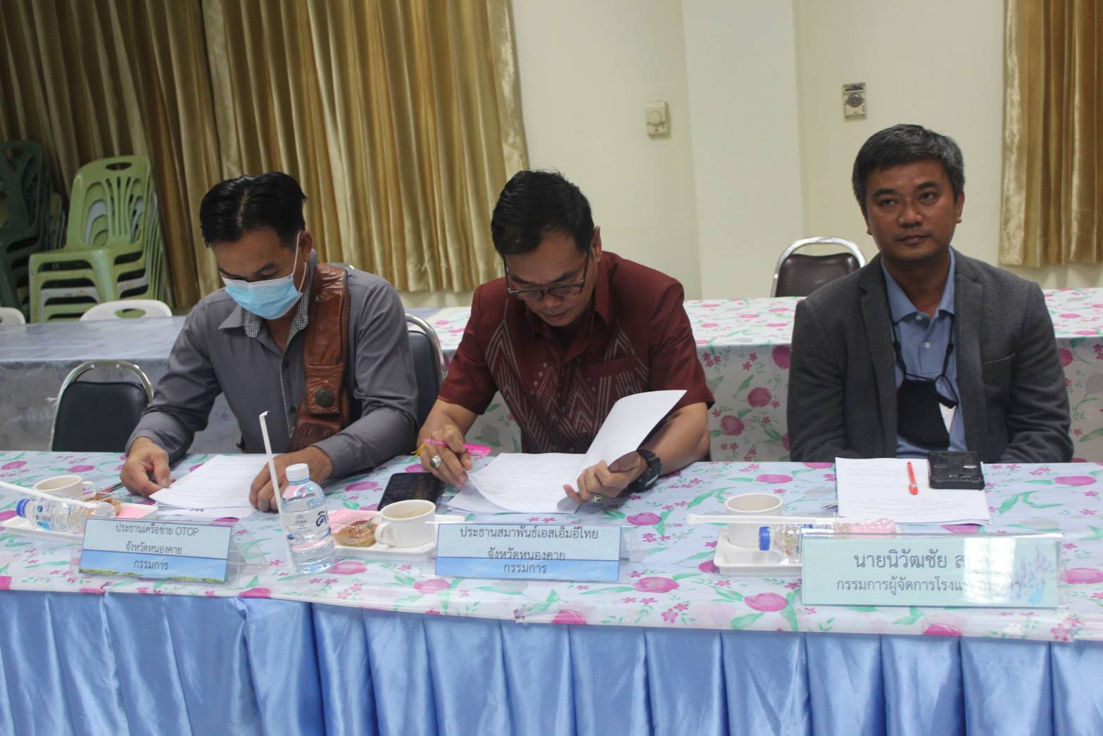 นายประเสริฐ ลือชาธนานนท์ ผู้ว่าราชการจังหวัดหนองคายมอบหมายให้ นางสาวสิริมา วัฒโน รองผู้ว่าราชการจังหวัดหนองคาย เป็นประธานในการประชุม คณะกรรมการขับเคลื่อนศูนย์แสดงและจำหน่ายผลิตภัณฑ์ OTOP จังหวัดหนองคาย ครั้งที่ 5/2563