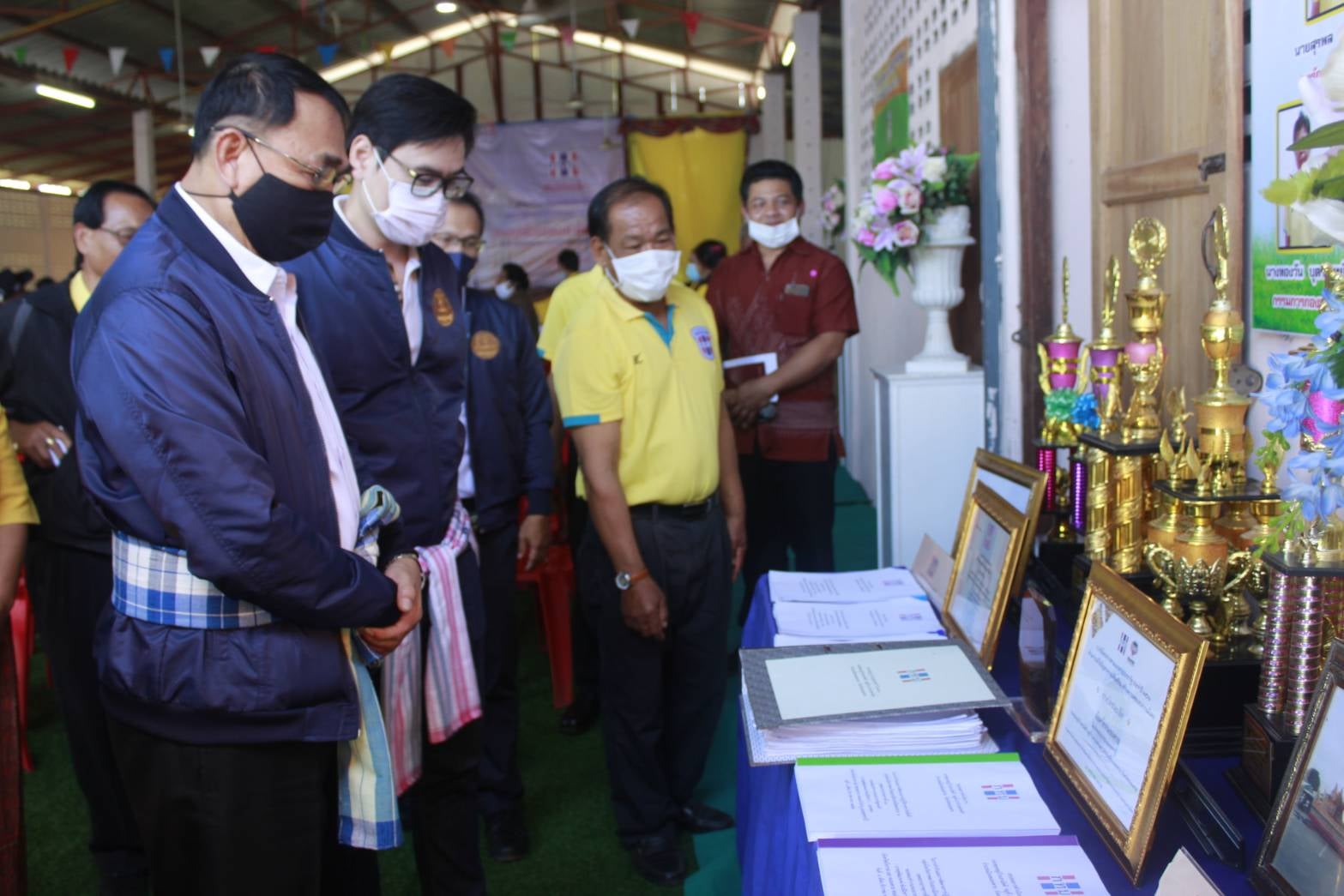 คณะทำงานของ นายสุพัฒนพงษ์ พันธ๋มีเชาว์ รองนายกรัฐมนตรี ลงพื้นที่ติดตาม และเยี่ยมชมผลการดำเนินงานกองทุนหมู่บ้านและชุมชนเมือง บ้านสามัคคี หมู่ 5 ตำบลหาดคำ อำเภอเมืองหนองคาย