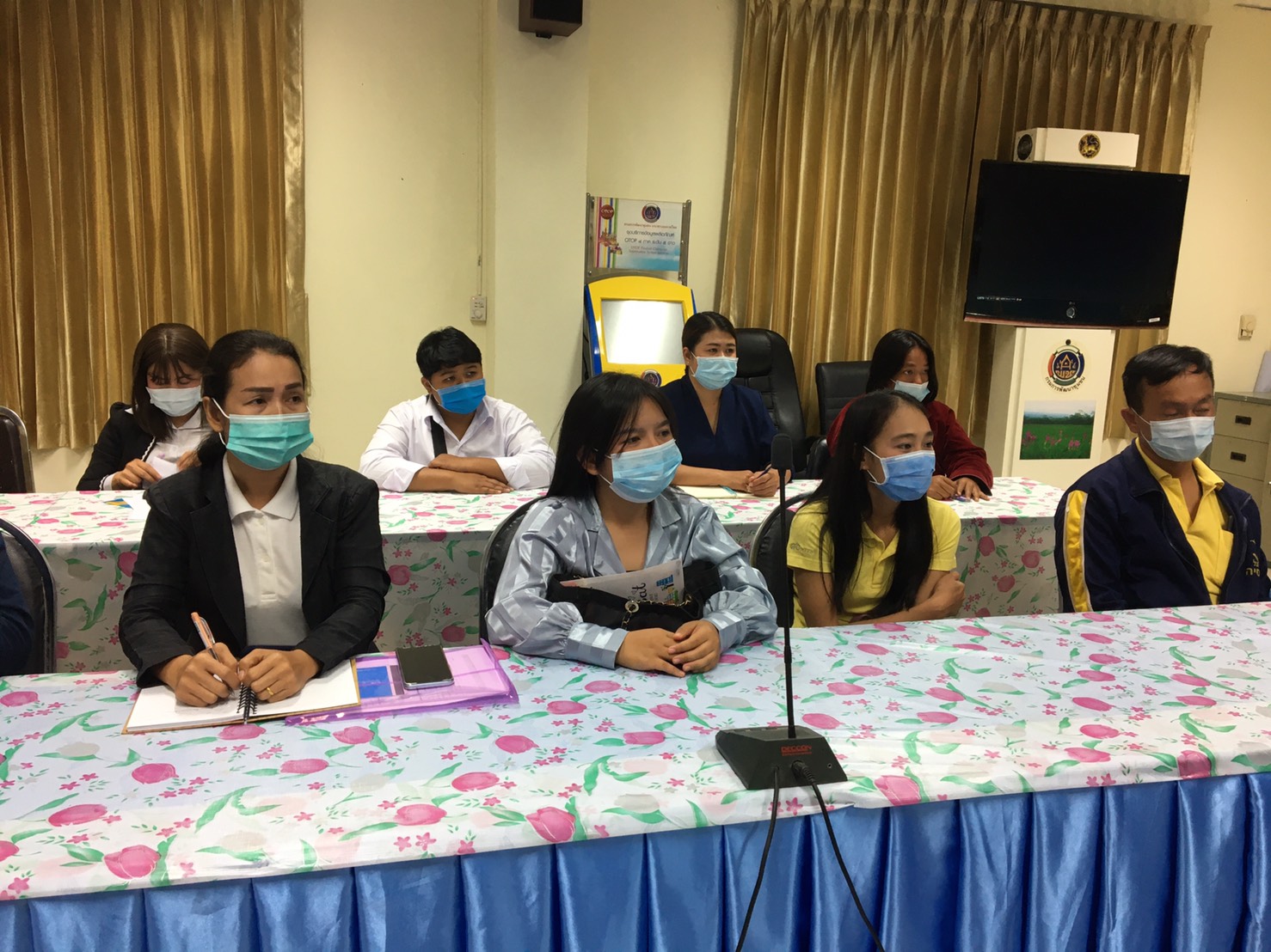 นายไพโรจน์ โสภาพร พัฒนาการจังหวัดหนองคาย เป็นประธานปฐมนิเทศแก่ผู้ผ่านการคัดเลือกให้ปฏิบัติหน้าที่ลูกจ้างเหมาบริการ ปฏิบัติภารกิจตามโครงการพัฒนาพื้นที่ต้นแบบการพัฒนาคุณภาพชีวิตตามหลักทฤษฎีใหม่ ประยุกต์สู่ “โคก หนอง นา โมเดล”