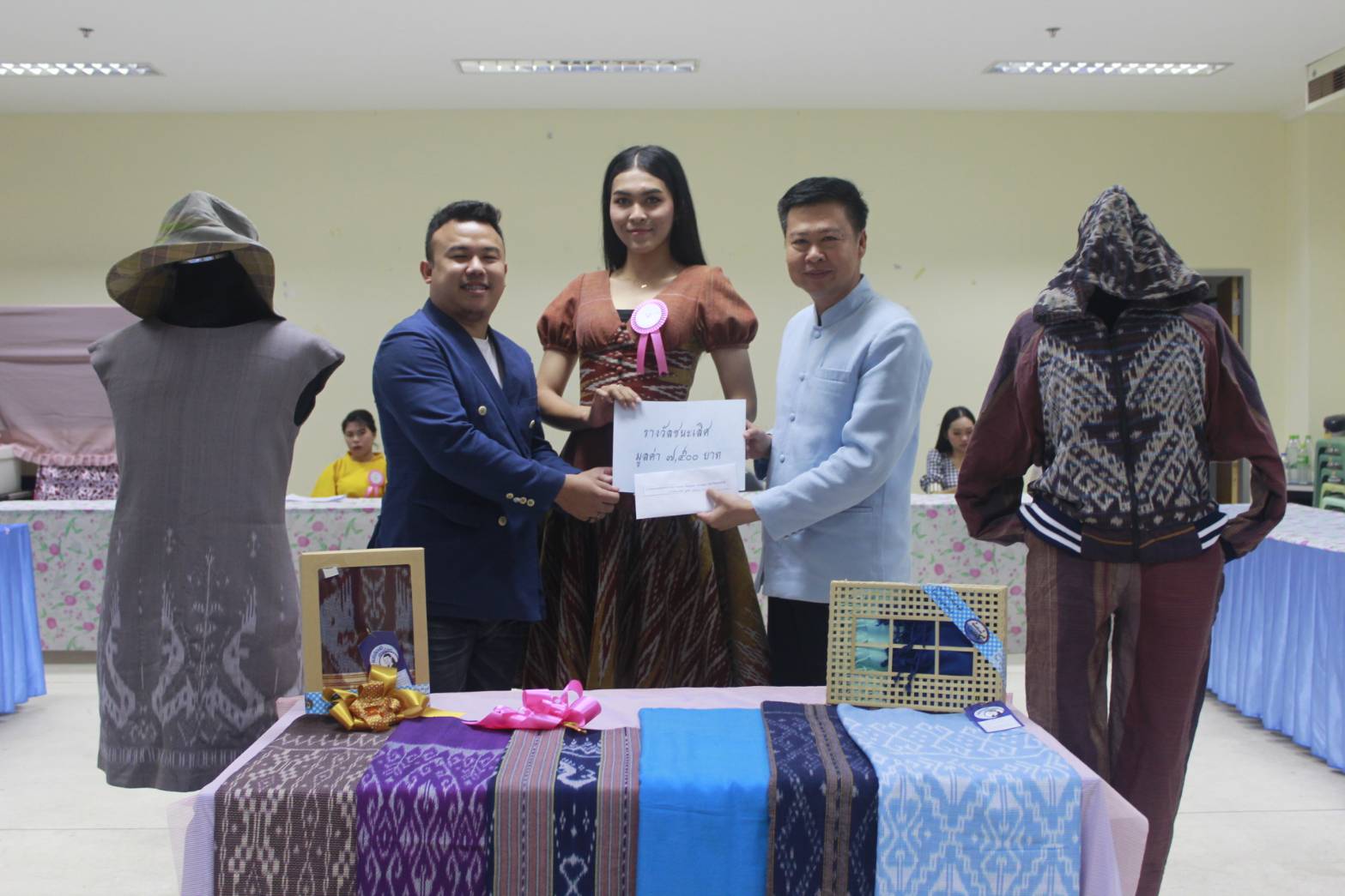 นางสาวสิริมา วัฒโน รองผู้ว่าราชการจังหวัดหนองคาย มอบหมายให้นายไพโรจน์ โสภาพร พัฒนาการจังหวัดหนองคาย เป็นประธานกรรมการตัดสินการประกวดโครงการ CDD Young Designer Contest จังหวัดหนองคาย ภายใต้คอนเซ็ปต์ “? ผ้าไทย ใส่ได้ทุกวัน ไม่มีเบื่อ EVERYDAY EVERYWEAR”