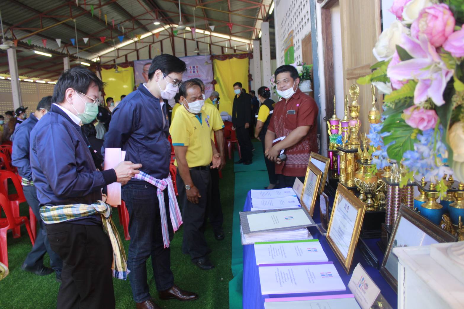 คณะทำงานของ นายสุพัฒนพงษ์ พันธ๋มีเชาว์ รองนายกรัฐมนตรี ลงพื้นที่ติดตาม และเยี่ยมชมผลการดำเนินงานกองทุนหมู่บ้านและชุมชนเมือง บ้านสามัคคี หมู่ 5 ตำบลหาดคำ อำเภอเมืองหนองคาย