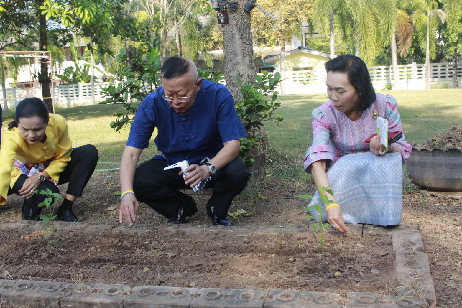 นายประเสริฐ ลือชาธนานนท์ ผู้ว่าราชการจังหวัดหนองคาย เป็นประธานในกิจกรรม “บ้านนี้มีรัก ปลูกผักกินเอง ” ปลูกผักสวนครัวเพื่อสร้างความมั่นคงด้านอาหาร