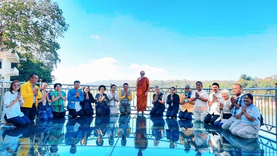 นายประเสริฐ ลือชาธนานนท์ ผู้ว่าราชการจังหวัดหนองคาย และ นางสาวสิริมา วัฒโน รอง ผวจ.หนองคาย นำหัวหน้าส่วนราชการ ภาคเอกชน และสื่อมวลชน สำรวจเส้นทางท่องเที่ยว ตามโครงการ “เส้นทางธรรม เส้นทางเที่ยว ทางเดียวกัน @ หนองคาย”