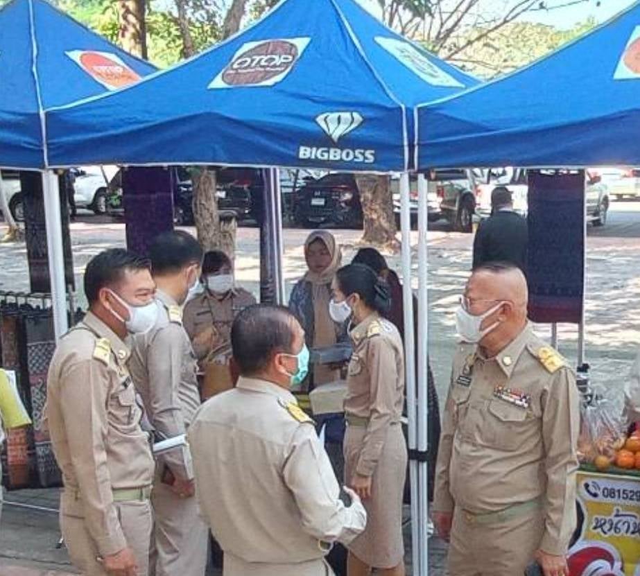 นายประเสริฐ ลือชาธนานนท์ ผู้ว่าราชการจังหวัดหนองคาย เป็นประธานประชุมคณะกรมการจังหวัดและหัวหน้าส่วนราชการประจำจังหวัด ครั้งที่ 10/2563 โดยวาระก่อนการประชุมมีกิจกรรม พิธีมอบรางวัลและเกียรติบัตรการประกวดประกวด โครงการ CDD Young Designer Contest จังหวัดหนองคาย ภายใต้คอนเซ็ปต์ “ ผ้าไทย ใส่ได้ทุกวัน ไม่มีเบื่อ EVERYDAY EVERYWEAR”  จำนวน 3 ราย