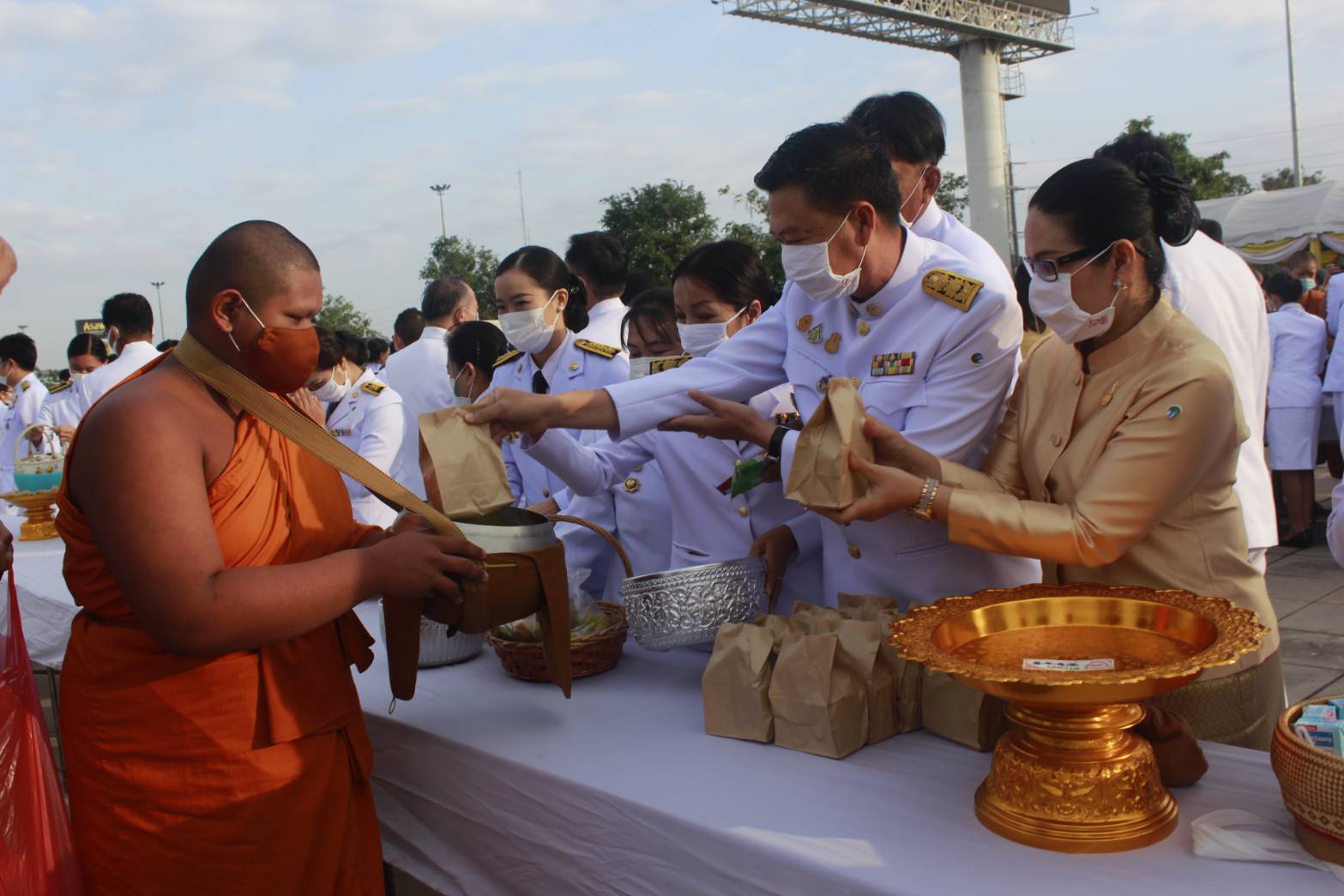พช.หนองคาย ร่วมพิธีทำบุญตักบาตรถวายเป็นพระราชกุศล เนื่องในวันคล้ายวันพระบรมราชสมภพพระบาทสมเด็จพระบรมชนกาธิเบศร มหาภูมิพลอดุลยเดชมหาราชบรมนาถบพิตร วันชาติและวันพ่อแห่งชาติ