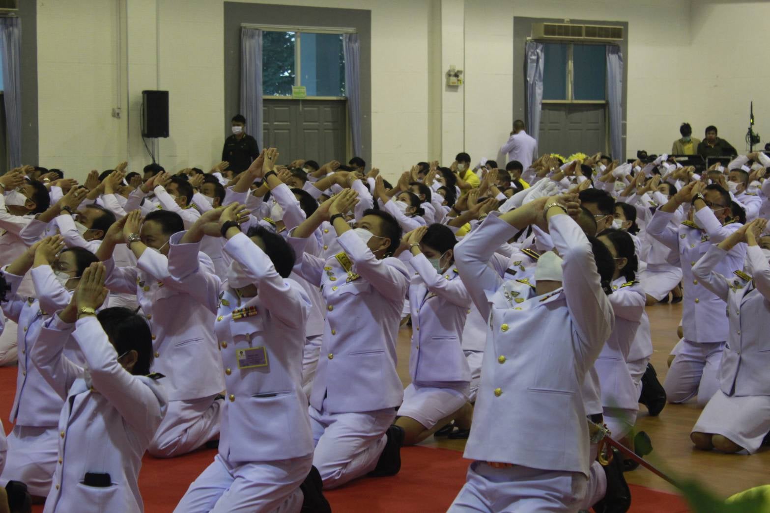 พช.หนองคาย ร่วมพิธีวางพานพุ่มดอกไม้สดและถวายบังคม เนื่องในวันคล้ายวันพระบรมราชสมภพพระบาทสมเด็จพระบรมชนกาธิเบศร มหาภูมิพลอดุลยเดชมหาราช บรมนาถบพิตร