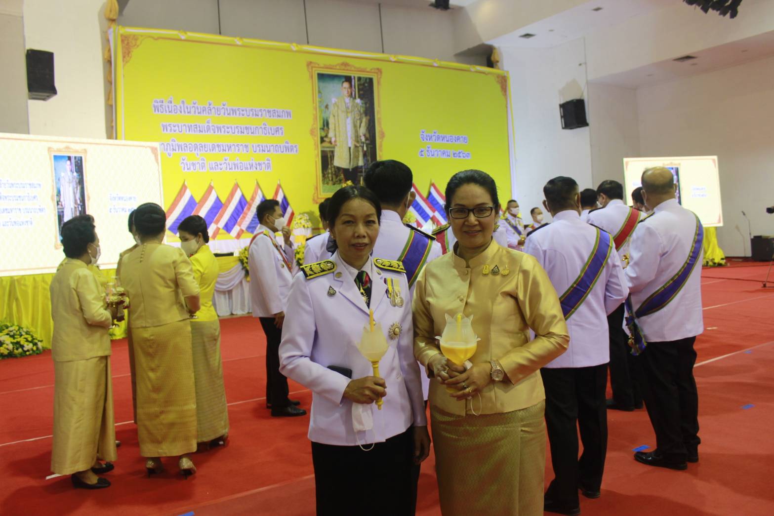 พช.หนองคาย ร่วมพิธีจุดเทียนเพื่อสดุดีพระเกียรติคุณและน้อมรำลึกในพระมหากรุณาธิคุณ เนื่องในวันคล้ายวันพระบรมราชสมภพ พระบาทสมเด็จพระบรมชนกาธิเบศร มหาภูมิพลอดุลยเดชมหาราช บรมนาถบพิตร