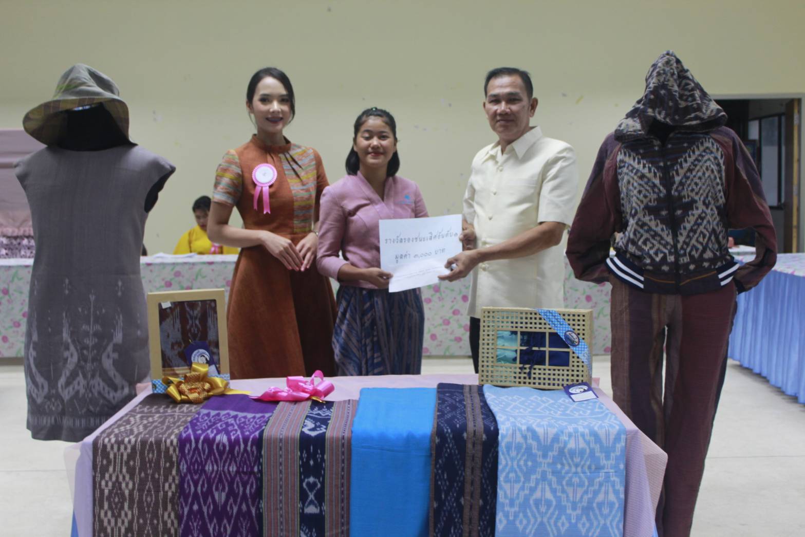 นางสาวสิริมา วัฒโน รองผู้ว่าราชการจังหวัดหนองคาย มอบหมายให้นายไพโรจน์ โสภาพร พัฒนาการจังหวัดหนองคาย เป็นประธานกรรมการตัดสินการประกวดโครงการ CDD Young Designer Contest จังหวัดหนองคาย ภายใต้คอนเซ็ปต์ “? ผ้าไทย ใส่ได้ทุกวัน ไม่มีเบื่อ EVERYDAY EVERYWEAR”