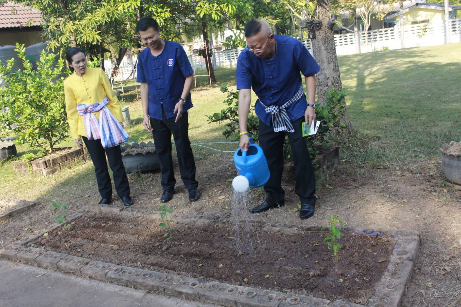 นายประเสริฐ ลือชาธนานนท์ ผู้ว่าราชการจังหวัดหนองคาย เป็นประธานในกิจกรรม “บ้านนี้มีรัก ปลูกผักกินเอง ” ปลูกผักสวนครัวเพื่อสร้างความมั่นคงด้านอาหาร