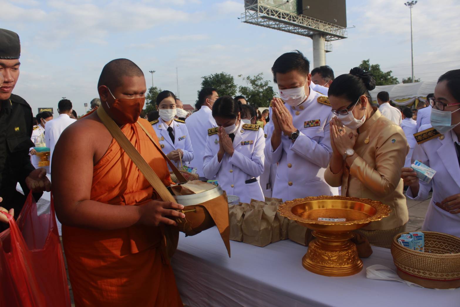 พช.หนองคาย ร่วมพิธีทำบุญตักบาตรถวายเป็นพระราชกุศล เนื่องในวันคล้ายวันพระบรมราชสมภพพระบาทสมเด็จพระบรมชนกาธิเบศร มหาภูมิพลอดุลยเดชมหาราชบรมนาถบพิตร วันชาติและวันพ่อแห่งชาติ