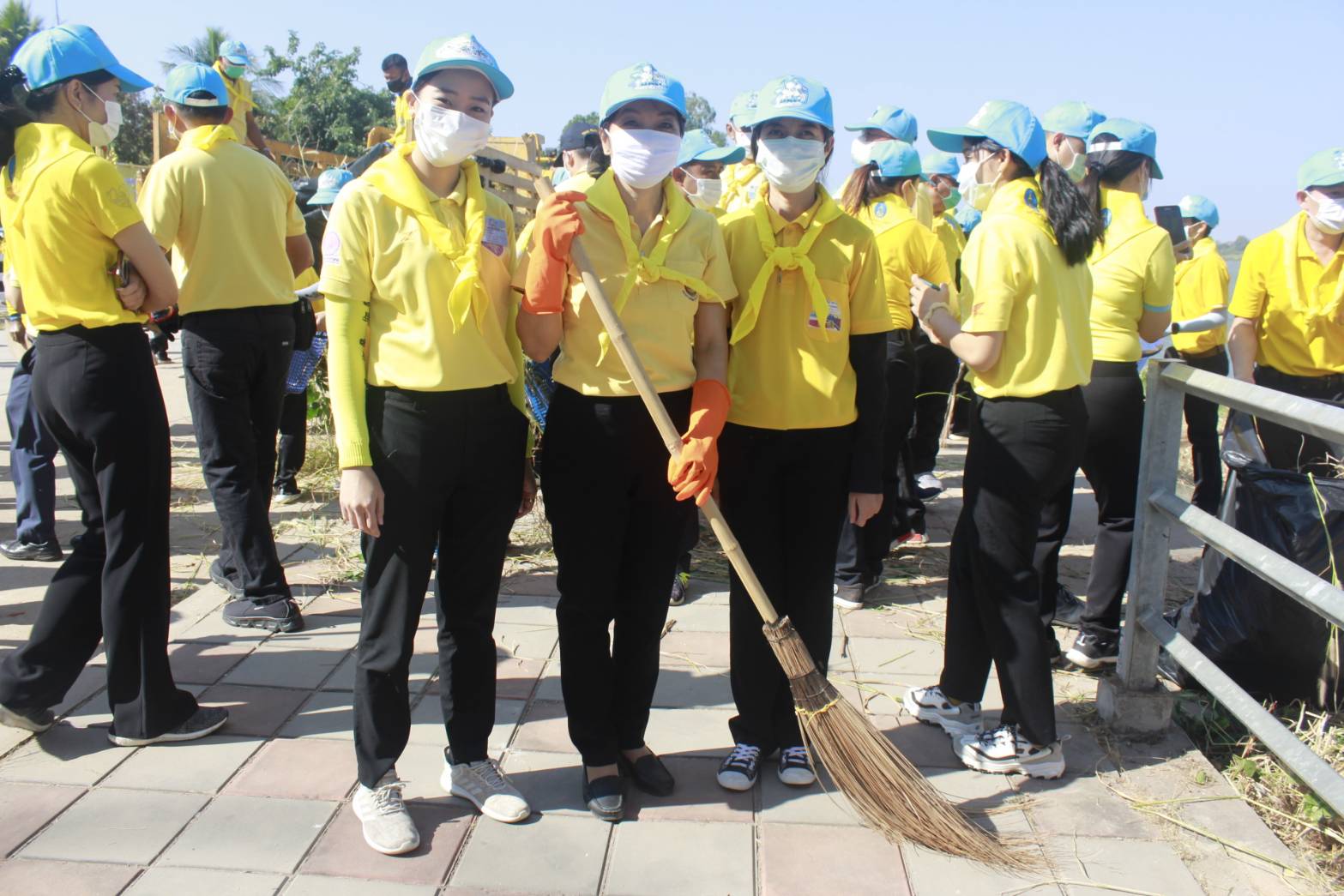 พช.หนองคาย ร่วมพิธีกิจกรรมจิตอาสาพัฒนา เนื่องในวันคล้ายวันพระบรมราชสมภพ พระบาทสมเด็จพระบรมชนกาธิเบศร มหาภูมิพลอดุลยเดชมหาราช บรมนาถบพิตร ” กิจกรรมพัฒนาสิ่งแวดล้อมและบำเพ็ญสาธารณประโยชน์เพื่อถวายเป็นพระราชกุศล”