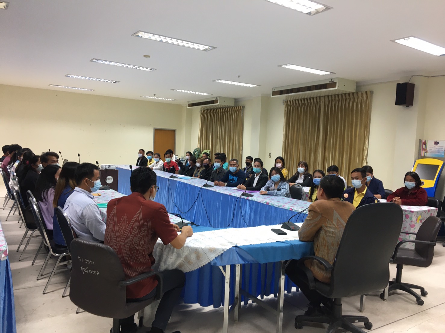 นายไพโรจน์ โสภาพร พัฒนาการจังหวัดหนองคาย เป็นประธานปฐมนิเทศแก่ผู้ผ่านการคัดเลือกให้ปฏิบัติหน้าที่ลูกจ้างเหมาบริการ ปฏิบัติภารกิจตามโครงการพัฒนาพื้นที่ต้นแบบการพัฒนาคุณภาพชีวิตตามหลักทฤษฎีใหม่ ประยุกต์สู่ “โคก หนอง นา โมเดล”