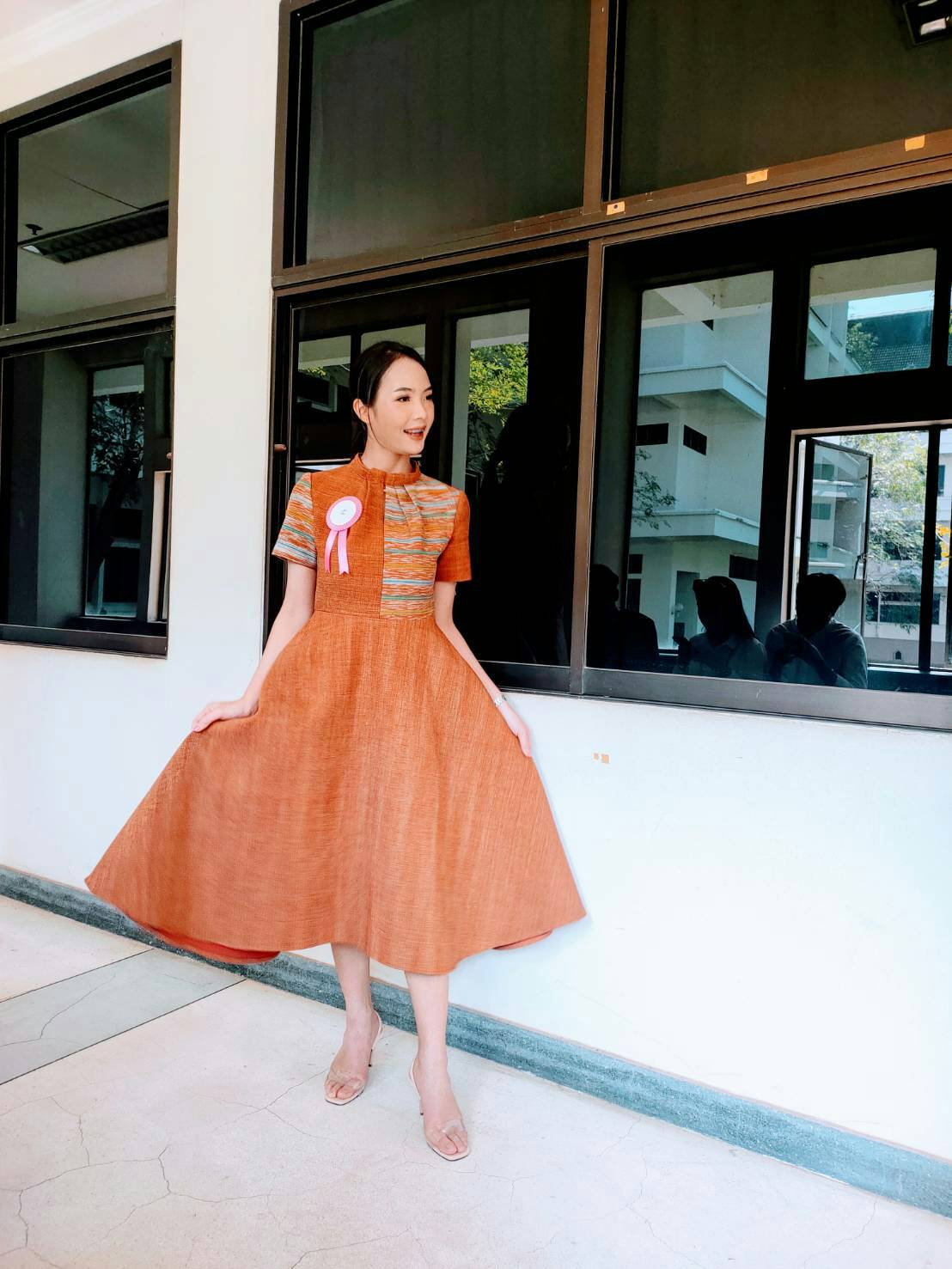 นางสาวสิริมา วัฒโน รองผู้ว่าราชการจังหวัดหนองคาย มอบหมายให้นายไพโรจน์ โสภาพร พัฒนาการจังหวัดหนองคาย เป็นประธานกรรมการตัดสินการประกวดโครงการ CDD Young Designer Contest จังหวัดหนองคาย ภายใต้คอนเซ็ปต์ “? ผ้าไทย ใส่ได้ทุกวัน ไม่มีเบื่อ EVERYDAY EVERYWEAR”