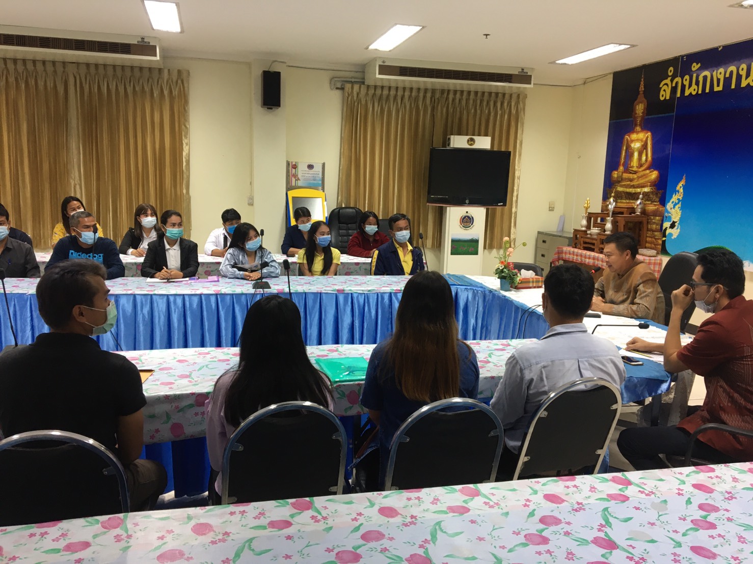 นายไพโรจน์ โสภาพร พัฒนาการจังหวัดหนองคาย เป็นประธานปฐมนิเทศแก่ผู้ผ่านการคัดเลือกให้ปฏิบัติหน้าที่ลูกจ้างเหมาบริการ ปฏิบัติภารกิจตามโครงการพัฒนาพื้นที่ต้นแบบการพัฒนาคุณภาพชีวิตตามหลักทฤษฎีใหม่ ประยุกต์สู่ “โคก หนอง นา โมเดล”