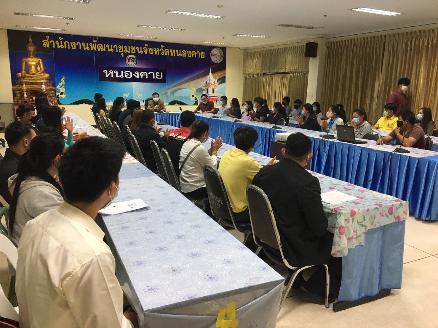 นายไพโรจน์ โสภาพร พัฒนาการจังหวัดหนองคาย เป็นประธานปฐมนิเทศแก่ผู้ผ่านการคัดเลือกให้ปฏิบัติหน้าที่ลูกจ้างเหมาบริการ ปฏิบัติภารกิจตามโครงการพัฒนาพื้นที่ต้นแบบการพัฒนาคุณภาพชีวิตตามหลักทฤษฎีใหม่ ประยุกต์สู่ “โคก หนอง นา โมเดล”