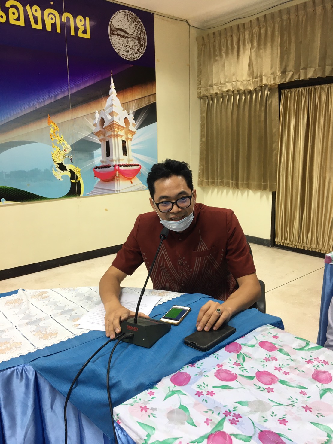 นายไพโรจน์ โสภาพร พัฒนาการจังหวัดหนองคาย เป็นประธานปฐมนิเทศแก่ผู้ผ่านการคัดเลือกให้ปฏิบัติหน้าที่ลูกจ้างเหมาบริการ ปฏิบัติภารกิจตามโครงการพัฒนาพื้นที่ต้นแบบการพัฒนาคุณภาพชีวิตตามหลักทฤษฎีใหม่ ประยุกต์สู่ “โคก หนอง นา โมเดล”