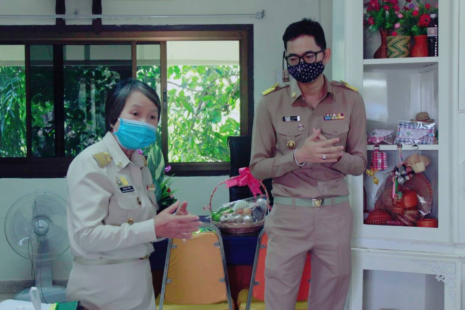 พช.หนองคาย พร้อมทีมงาน ติดตามการขับเคลื่อนกองทุนพัฒนาบทบาทสตรีระดับอำเภอสระใครและมอบดอกไม้แสดงความยินดีกับ นายสงวนศักดิ์ แก้วมุงคุณ รักษาราชการแทนพัฒนาการอำเภอสระใคร