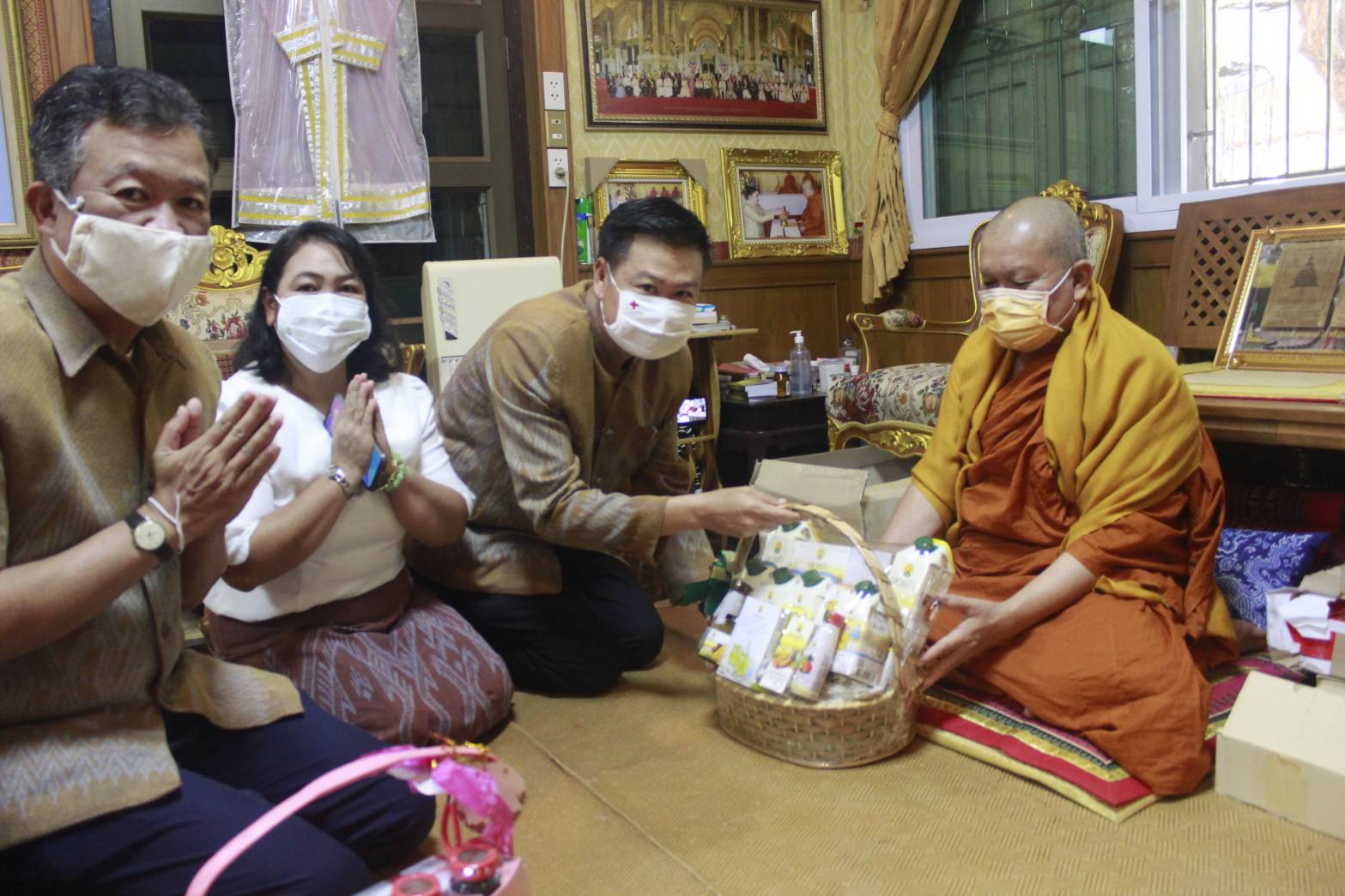 พช.หนองคาย เข้าขอพรจากพระเดชพระคุณพระราชรัตนาลงกรณ์ รศ.ดร. เจ้าคณะจังหวัดหนองคาย รก.จล.วัดโพธิ์ชัย พระอารามหลวงและ พระครูภาวนาธรรมโฆสิต จอ.เมืองหนองคาย ผจล.วัดโพธิ์ชัย เนื่องในโอกาสเทศกาลปีใหม่ 2564