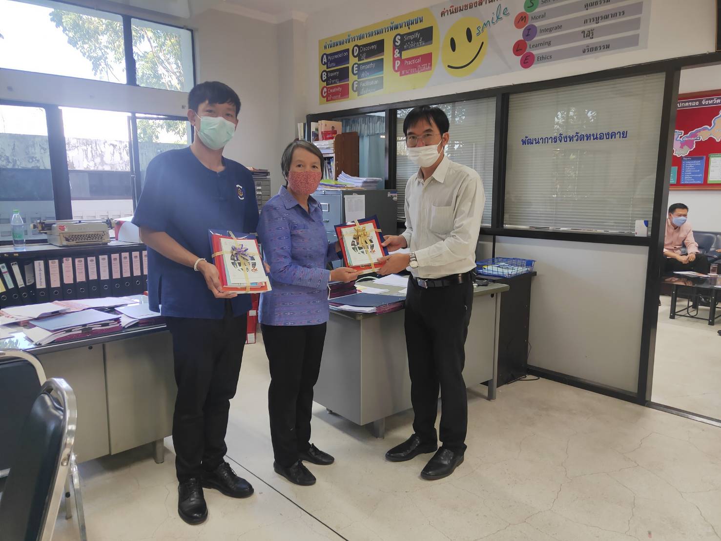 สำนักงานอัยการจังหวัดหนองคายมอบชุดหนังสือ/คู่มือ องค์ความรู้เกี่ยวกับกฎหมาย เนื่องในเทศกาลปีใหม่ พ.ศ. 2564 ให้แก่ สนง.พช.หนองคาย