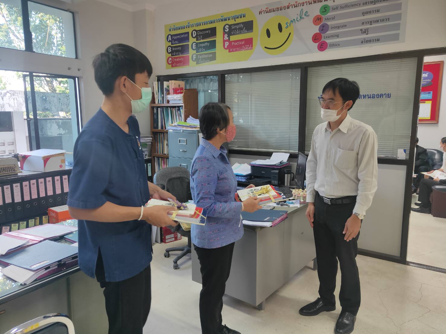 สำนักงานอัยการจังหวัดหนองคายมอบชุดหนังสือ/คู่มือ องค์ความรู้เกี่ยวกับกฎหมาย เนื่องในเทศกาลปีใหม่ พ.ศ. 2564 ให้แก่ สนง.พช.หนองคาย