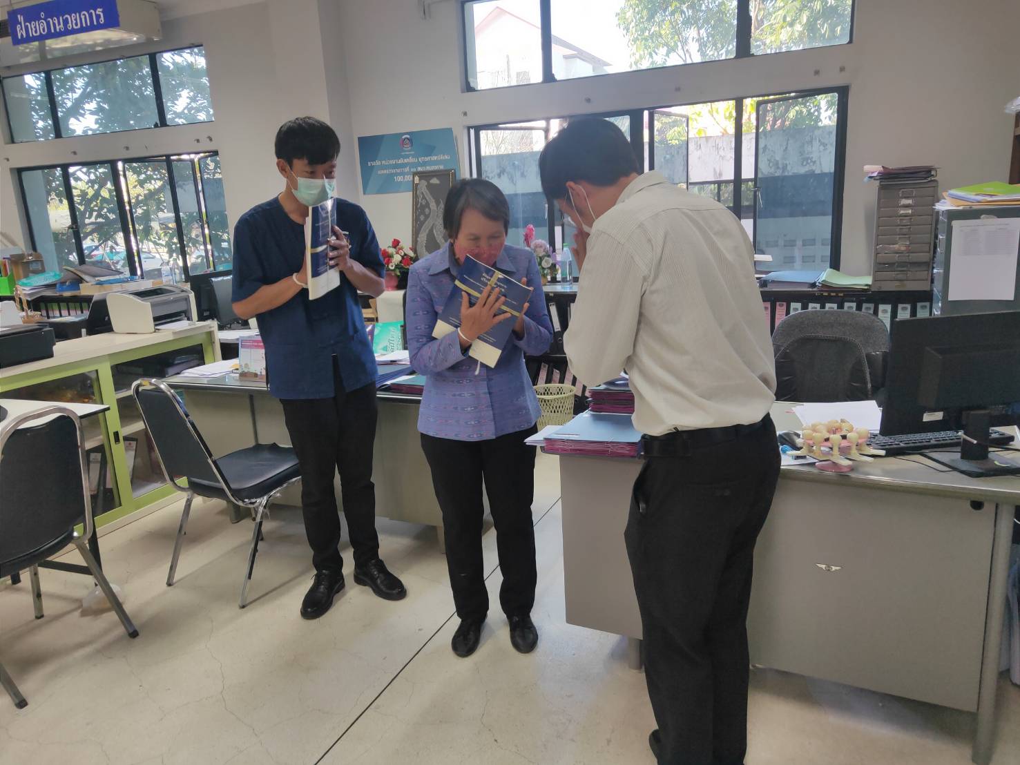 สำนักงานอัยการจังหวัดหนองคายมอบชุดหนังสือ/คู่มือ องค์ความรู้เกี่ยวกับกฎหมาย เนื่องในเทศกาลปีใหม่ พ.ศ. 2564 ให้แก่ สนง.พช.หนองคาย