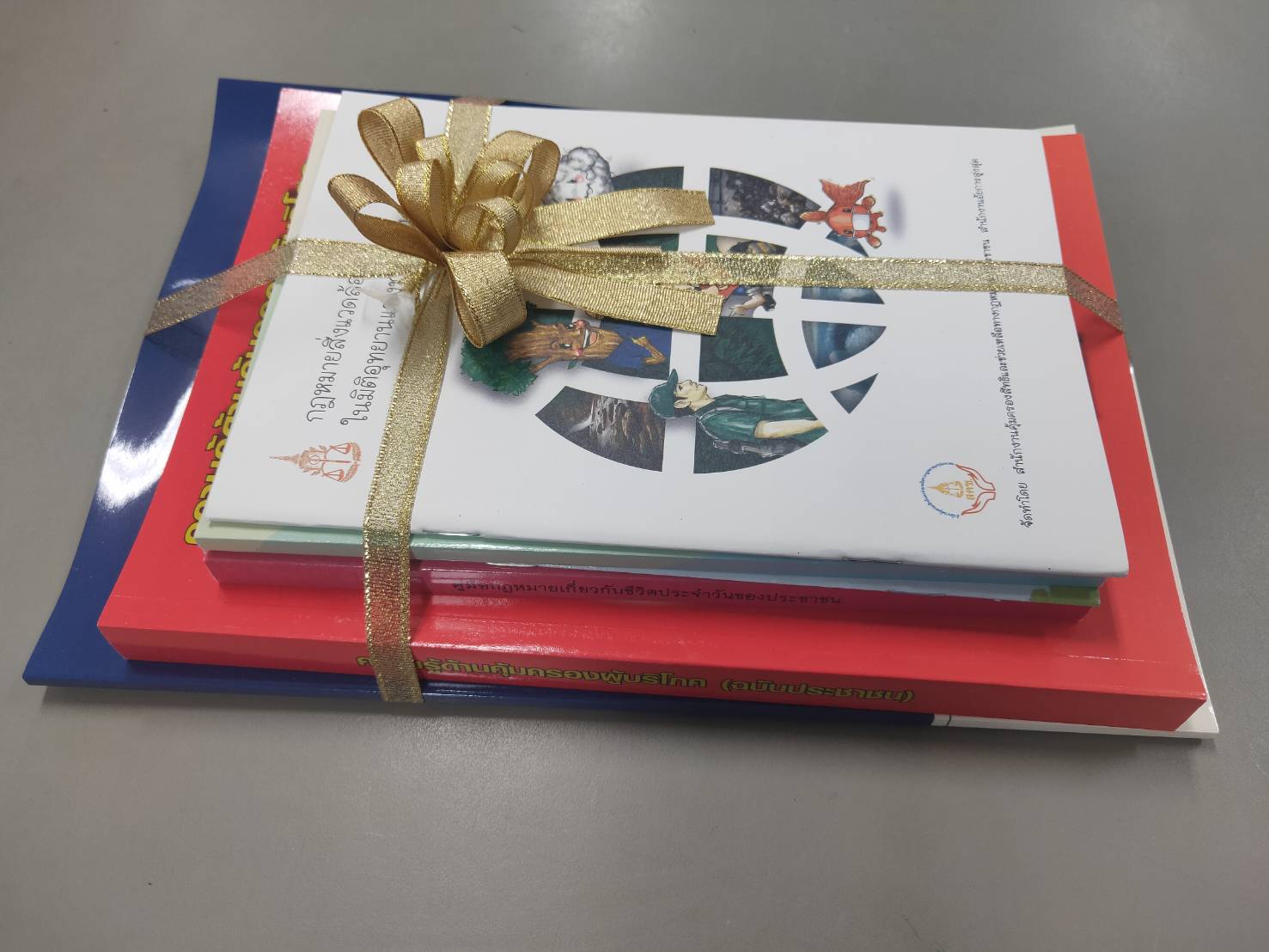 สำนักงานอัยการจังหวัดหนองคายมอบชุดหนังสือ/คู่มือ องค์ความรู้เกี่ยวกับกฎหมาย เนื่องในเทศกาลปีใหม่ พ.ศ. 2564 ให้แก่ สนง.พช.หนองคาย