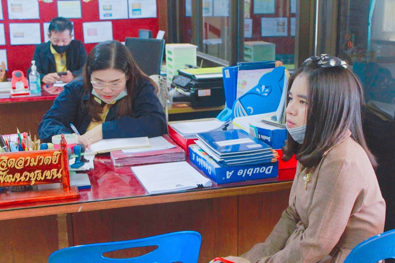 พช.หนองคาย พร้อมทีมงาน ติดตามการขับเคลื่อนกองทุนพัฒนาบทบาทสตรีระดับอำเภอสระใครและมอบดอกไม้แสดงความยินดีกับ นายสงวนศักดิ์ แก้วมุงคุณ รักษาราชการแทนพัฒนาการอำเภอสระใคร