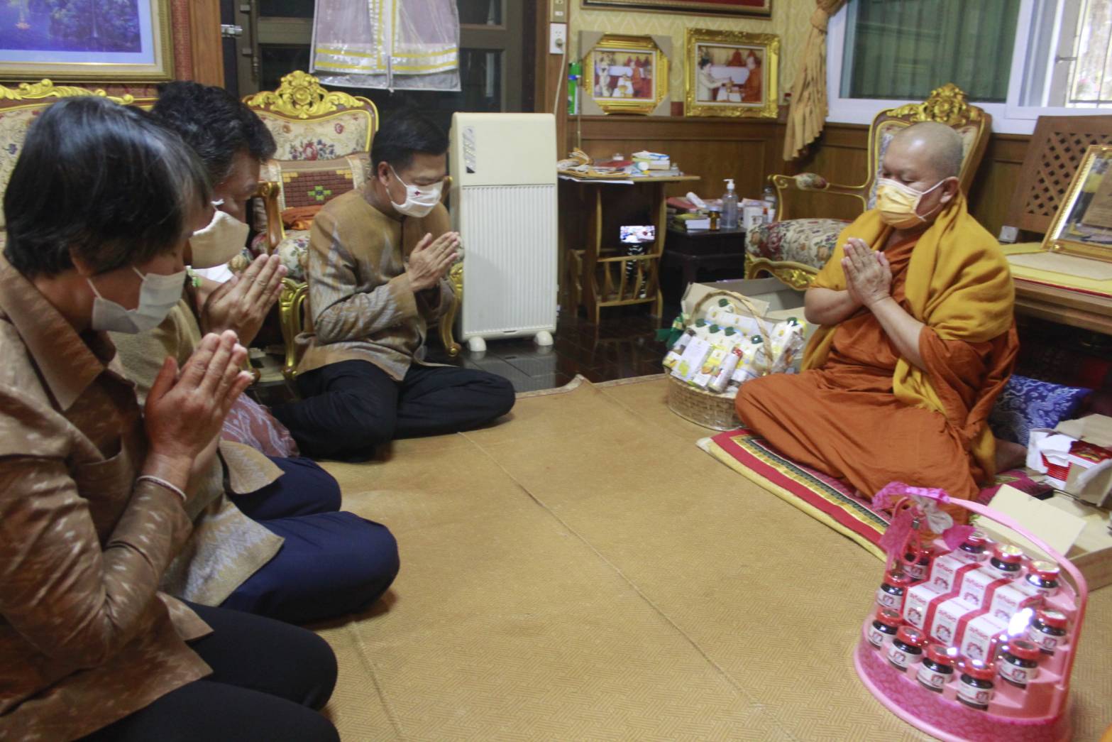 พช.หนองคาย เข้าขอพรจากพระเดชพระคุณพระราชรัตนาลงกรณ์ รศ.ดร. เจ้าคณะจังหวัดหนองคาย รก.จล.วัดโพธิ์ชัย พระอารามหลวงและ พระครูภาวนาธรรมโฆสิต จอ.เมืองหนองคาย ผจล.วัดโพธิ์ชัย เนื่องในโอกาสเทศกาลปีใหม่ 2564