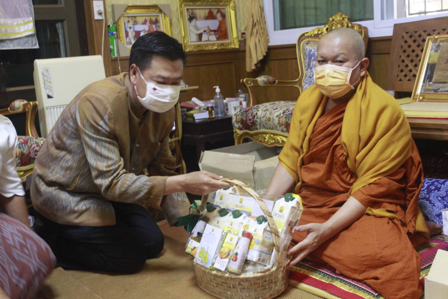 พช.หนองคาย เข้าขอพรจากพระเดชพระคุณพระราชรัตนาลงกรณ์ รศ.ดร. เจ้าคณะจังหวัดหนองคาย รก.จล.วัดโพธิ์ชัย พระอารามหลวงและ พระครูภาวนาธรรมโฆสิต จอ.เมืองหนองคาย ผจล.วัดโพธิ์ชัย เนื่องในโอกาสเทศกาลปีใหม่ 2564