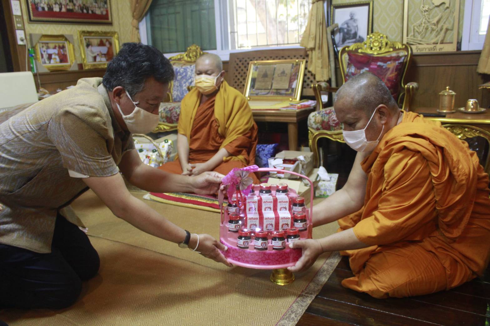 พช.หนองคาย เข้าขอพรจากพระเดชพระคุณพระราชรัตนาลงกรณ์ รศ.ดร. เจ้าคณะจังหวัดหนองคาย รก.จล.วัดโพธิ์ชัย พระอารามหลวงและ พระครูภาวนาธรรมโฆสิต จอ.เมืองหนองคาย ผจล.วัดโพธิ์ชัย เนื่องในโอกาสเทศกาลปีใหม่ 2564