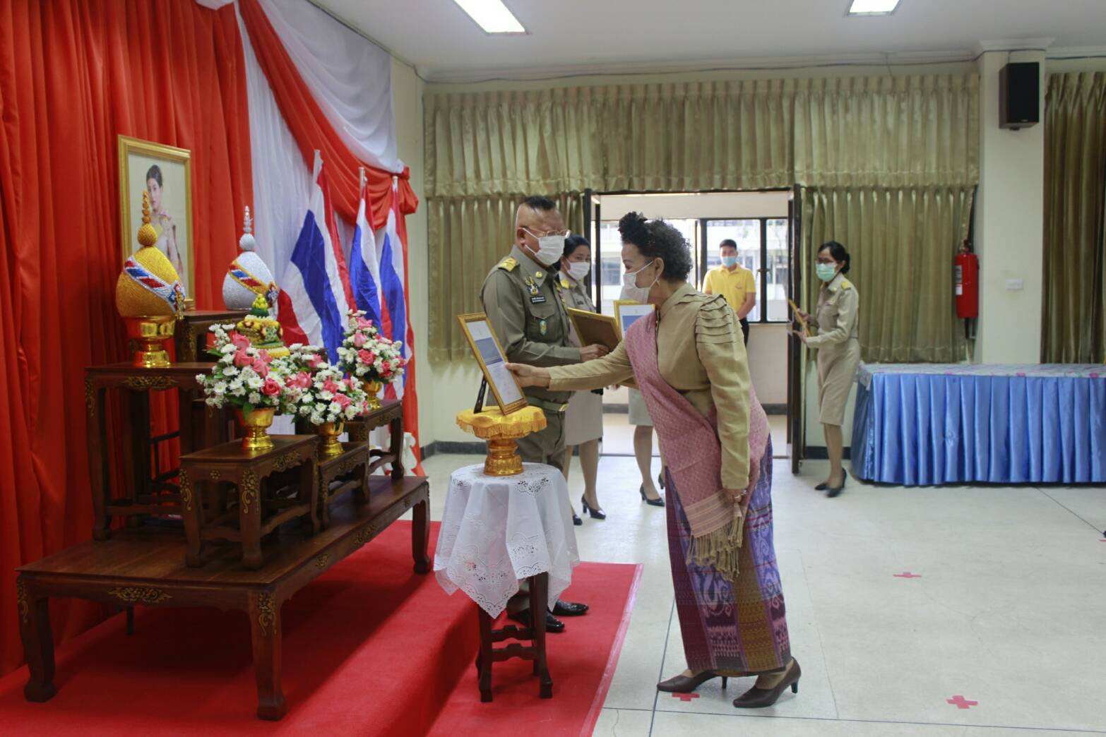 จังหวัดหนองคาย จัดพิธีลงนามถวายพระพรชัยมงคลสมเด็จพระเจ้าลูกเธอ เจ้าฟ้าสิริวัณณวรี นารีรัตนราชกัญญา เนื่องในโอกาสวันคล้ายวันประสูติ 8 มกราคม 2564 และพิธีมอบแบบลายผ้ามัดหมี่ ชื่อลาย “ผ้ามัดหมี่ลายขอเจ้าฟ้าสิริวัณณวรีฯ” แก่พัฒนาการอำเภอ และผู้แทนกลุ่มทอผ้าในจังหวัดหนองคาย