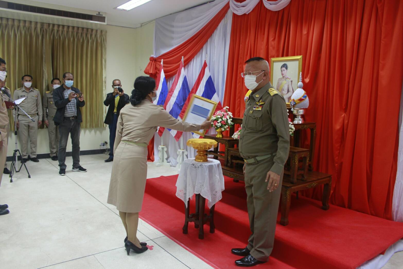 จังหวัดหนองคาย จัดพิธีลงนามถวายพระพรชัยมงคลสมเด็จพระเจ้าลูกเธอ เจ้าฟ้าสิริวัณณวรี นารีรัตนราชกัญญา เนื่องในโอกาสวันคล้ายวันประสูติ 8 มกราคม 2564 และพิธีมอบแบบลายผ้ามัดหมี่ ชื่อลาย “ผ้ามัดหมี่ลายขอเจ้าฟ้าสิริวัณณวรีฯ” แก่พัฒนาการอำเภอ และผู้แทนกลุ่มทอผ้าในจังหวัดหนองคาย